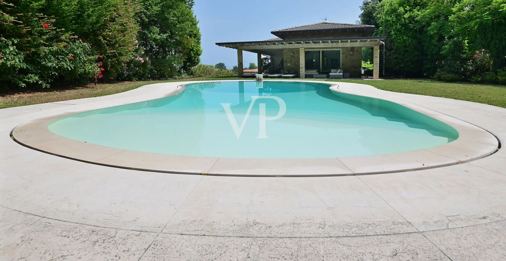 Villa esclusiva con vista lago, piscina e parco privato a pochi passi dalla Rocca di Manerba
