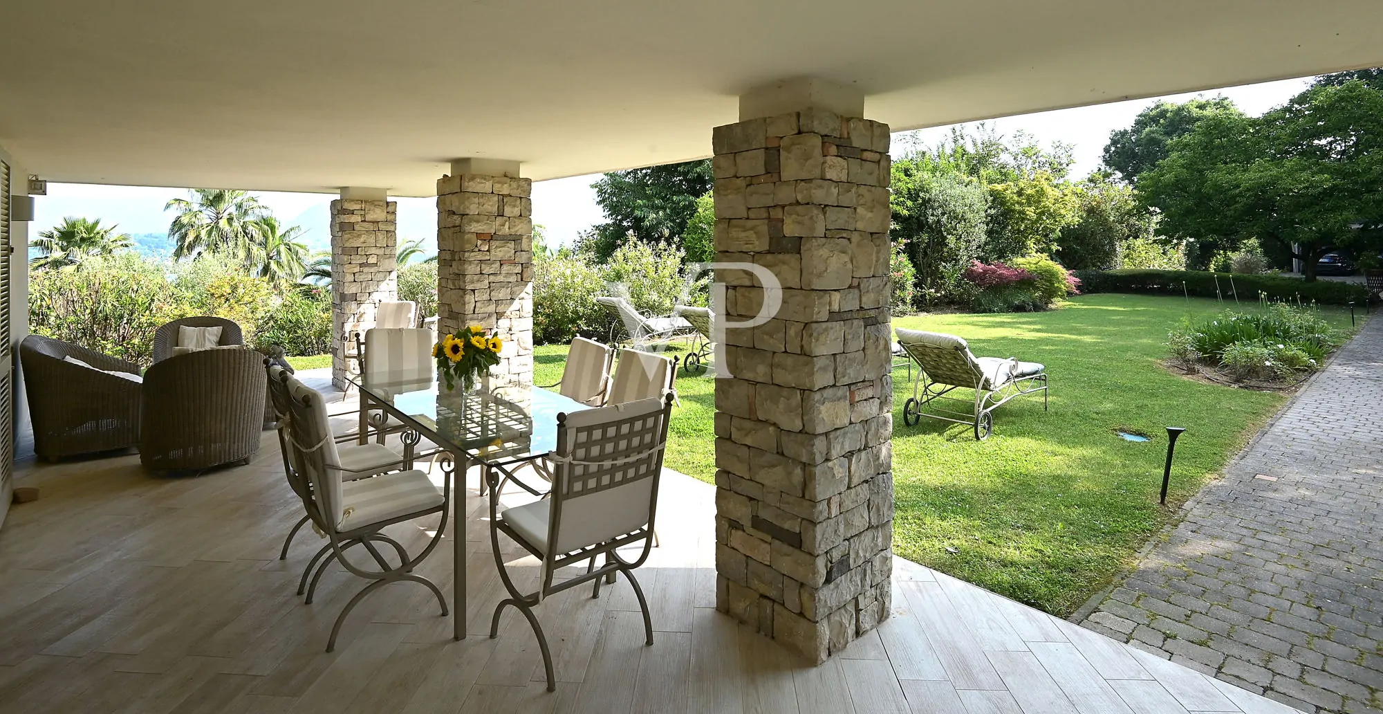 Villa esclusiva con vista lago, piscina e parco privato a pochi passi dalla Rocca di Manerba