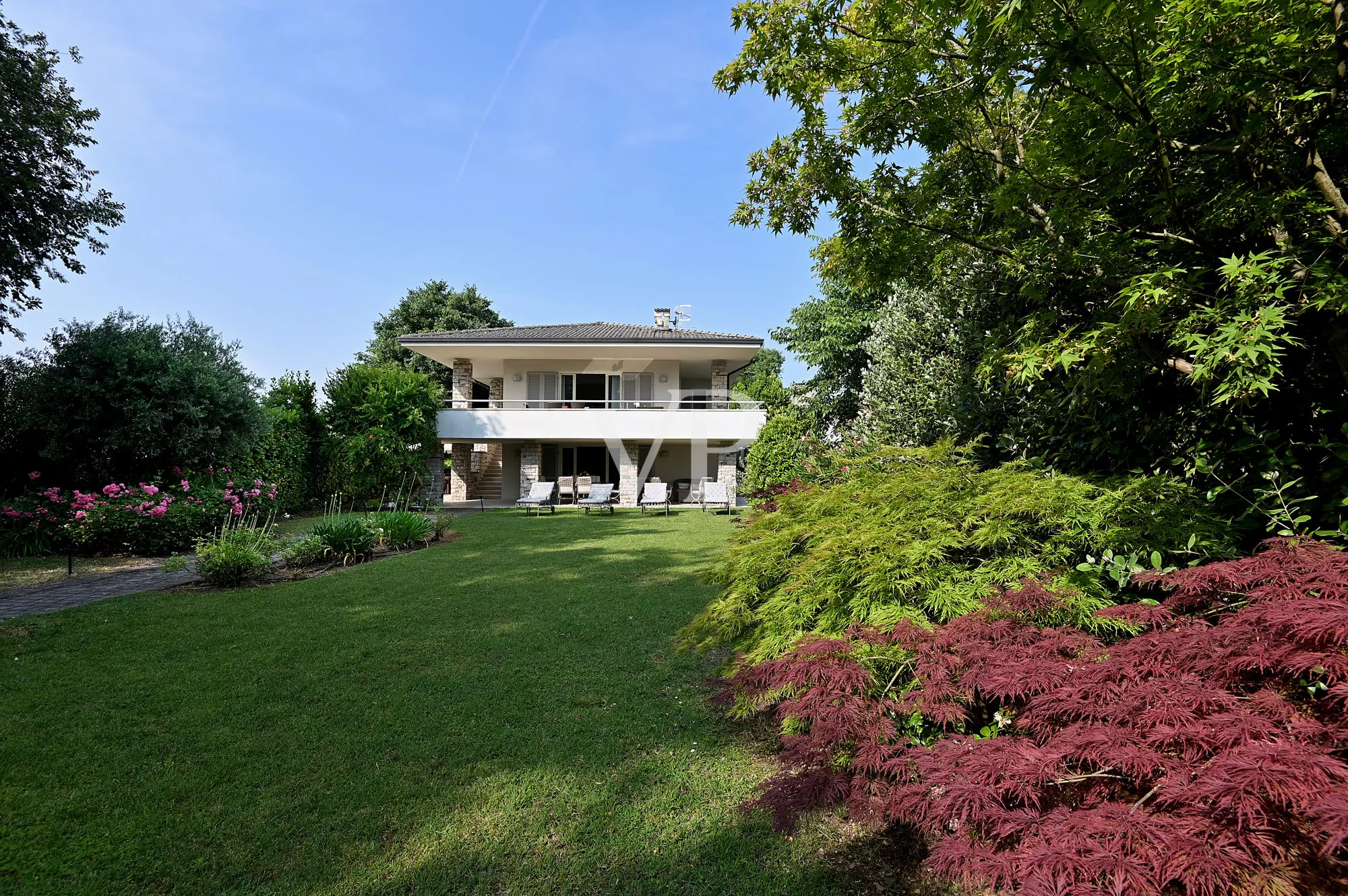 Villa esclusiva con vista lago, piscina e parco privato a pochi passi dalla Rocca di Manerba
