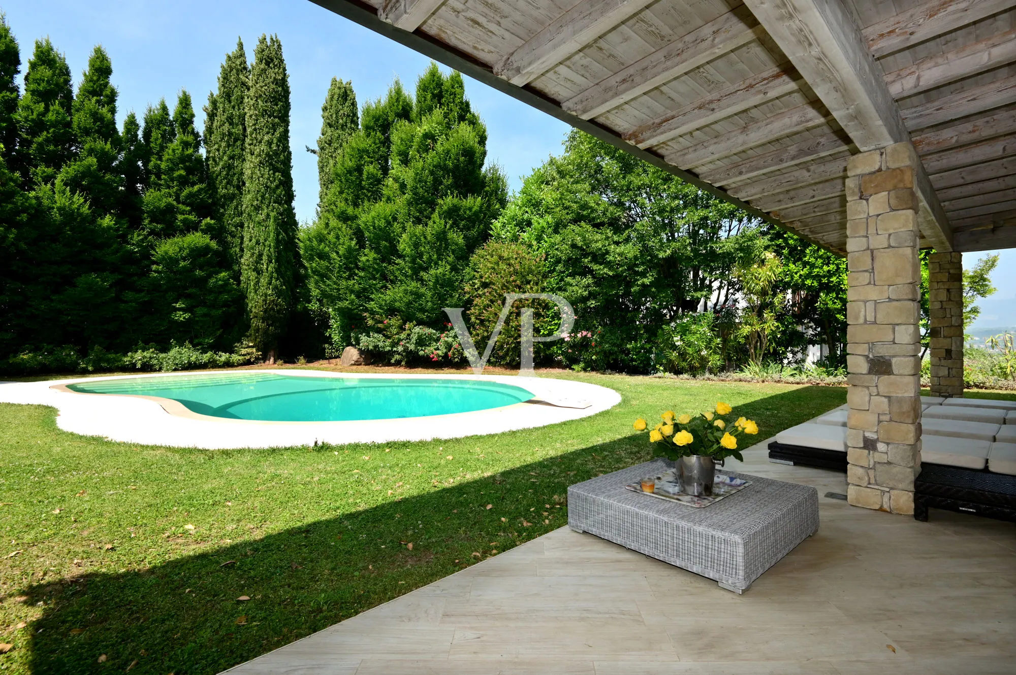Villa esclusiva con vista lago, piscina e parco privato a pochi passi dalla Rocca di Manerba