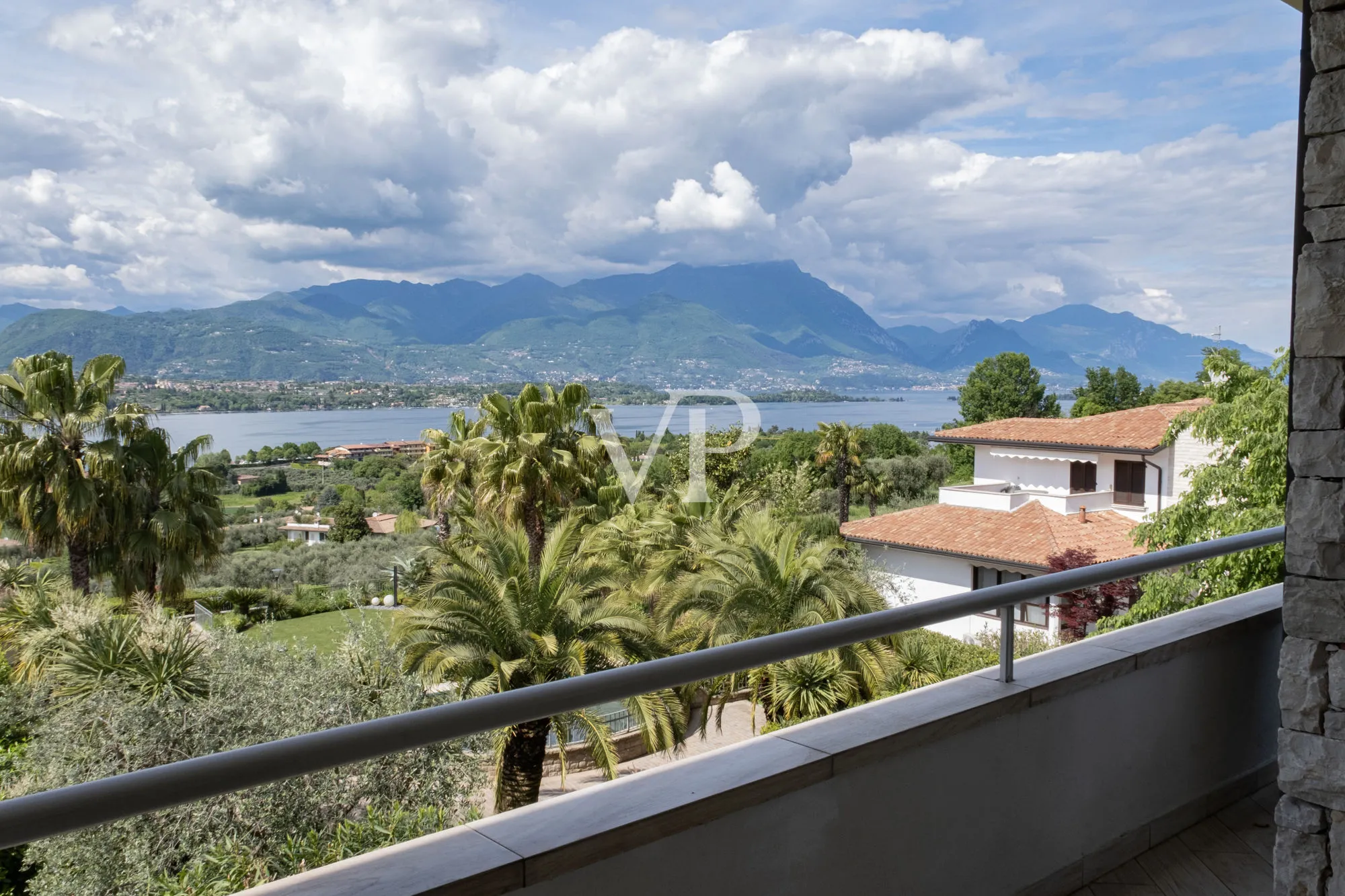 Villa esclusiva con vista lago, piscina e parco privato a pochi passi dalla Rocca di Manerba