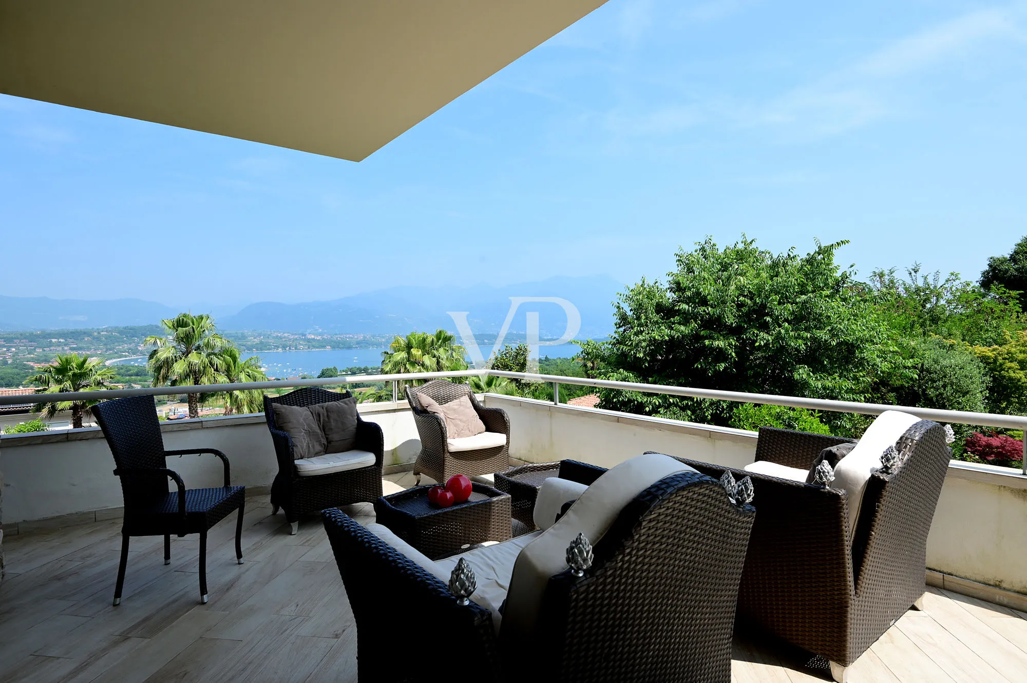 Villa esclusiva con vista lago, piscina e parco privato a pochi passi dalla Rocca di Manerba