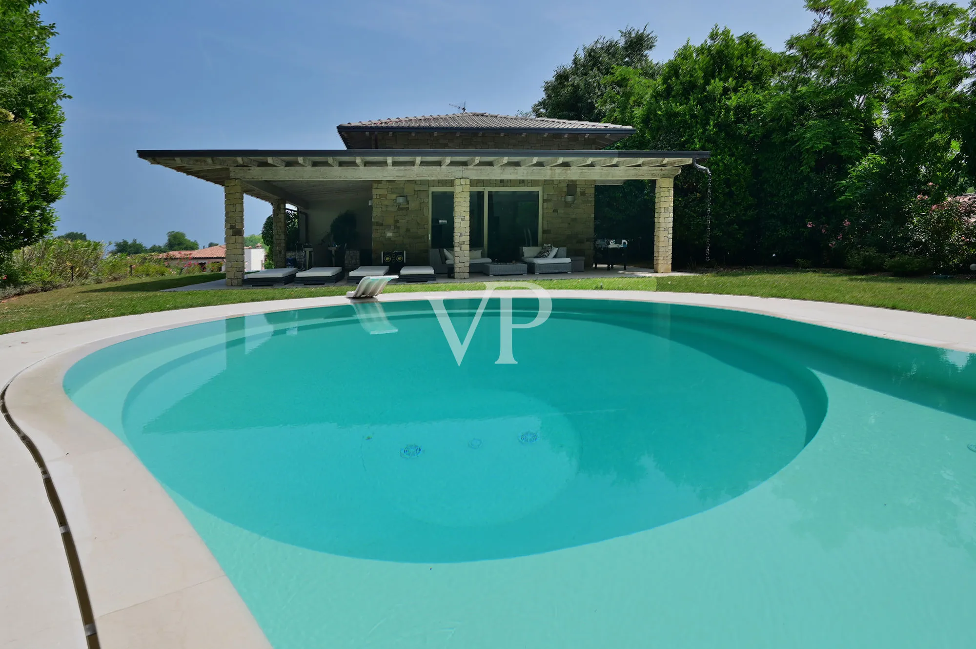 Villa esclusiva con vista lago, piscina e parco privato a pochi passi dalla Rocca di Manerba