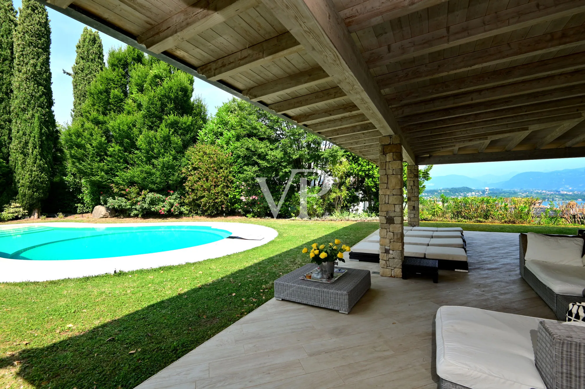 Villa esclusiva con vista lago, piscina e parco privato a pochi passi dalla Rocca di Manerba