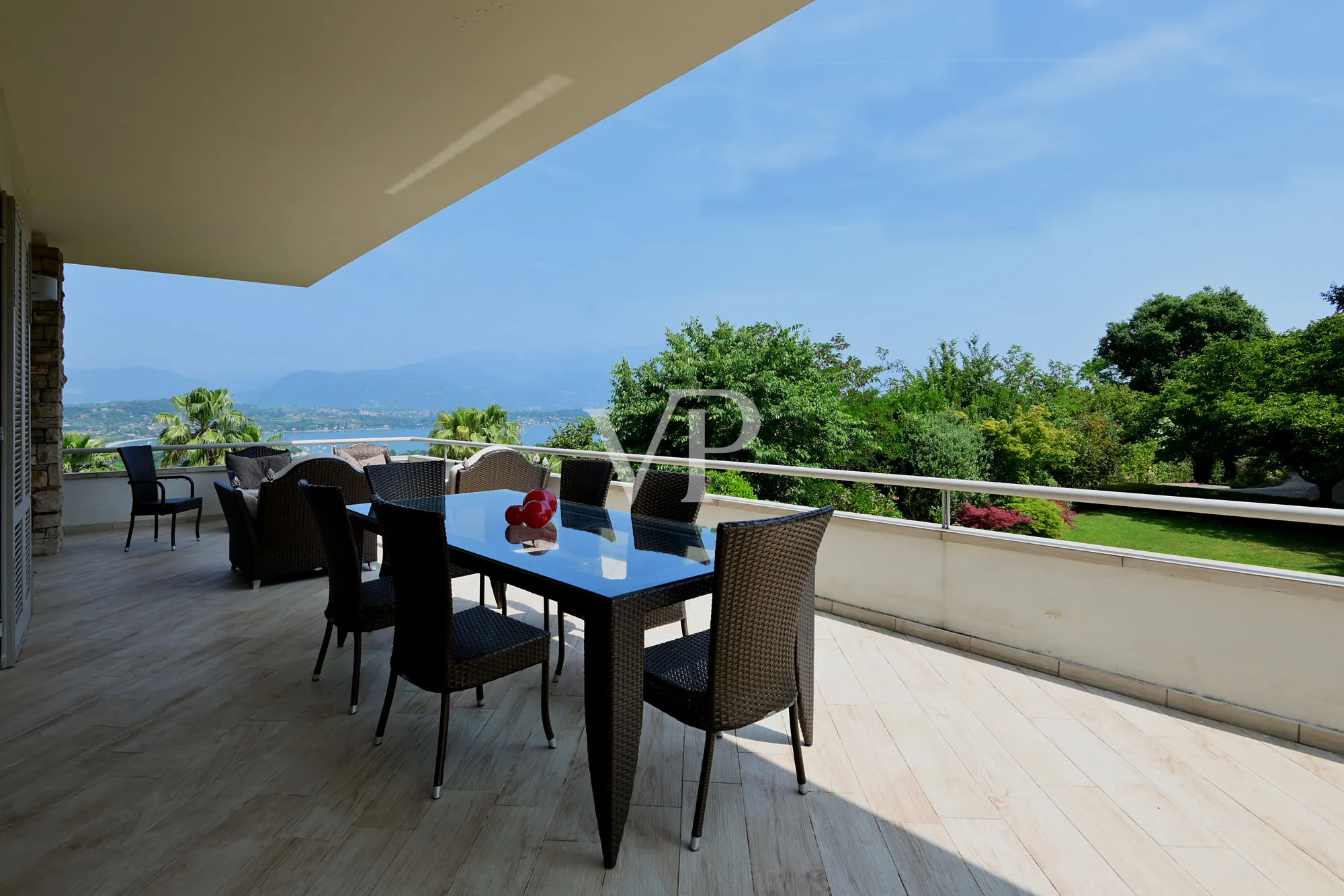 Villa esclusiva con vista lago, piscina e parco privato a pochi passi dalla Rocca di Manerba