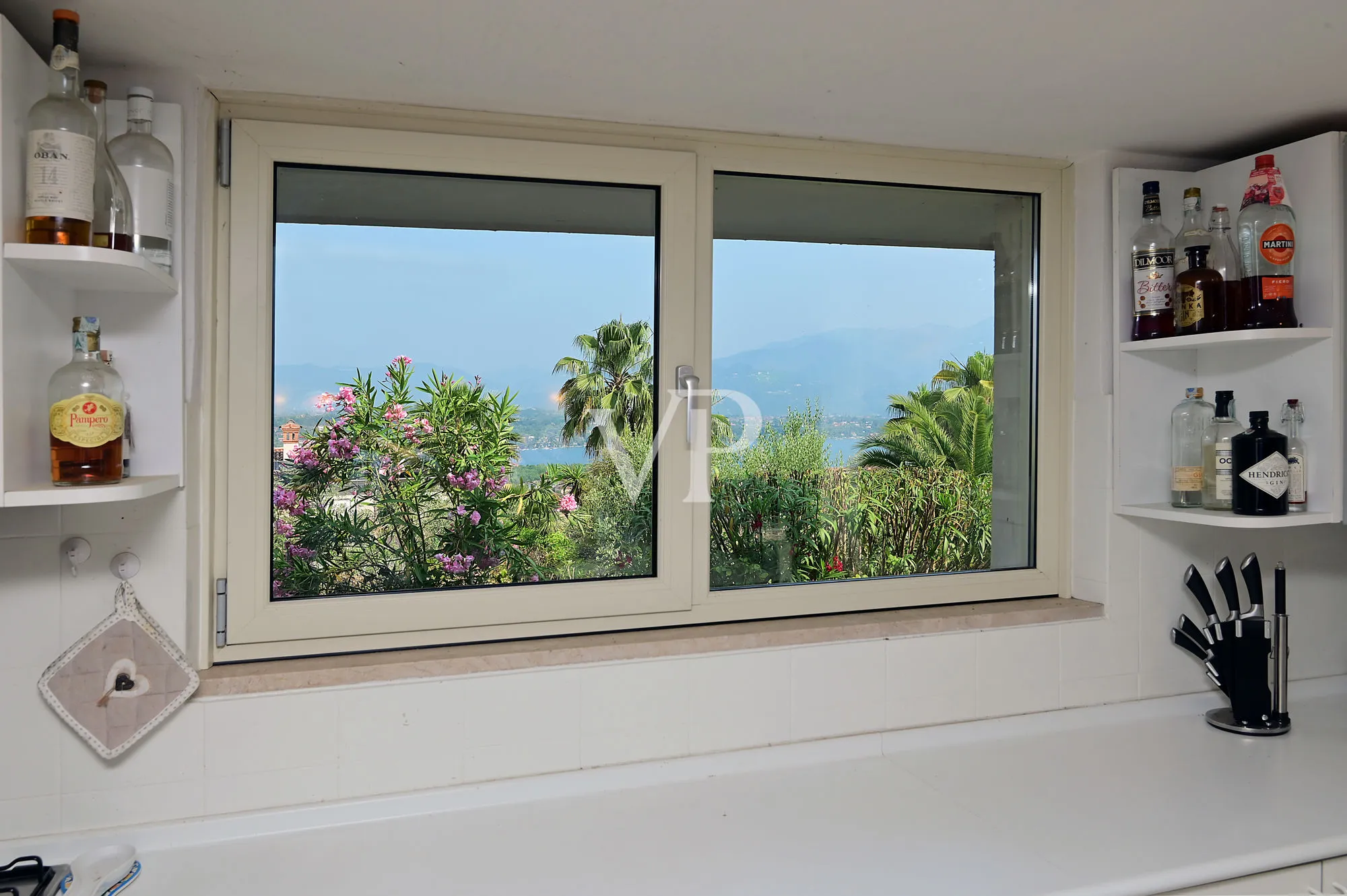 Villa esclusiva con vista lago, piscina e parco privato a pochi passi dalla Rocca di Manerba