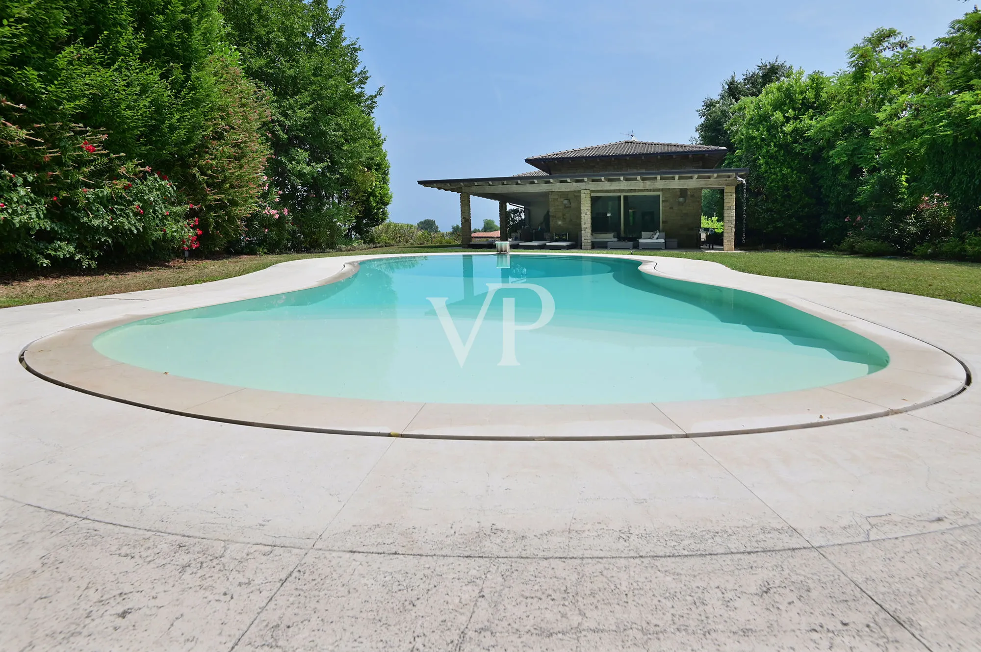 Villa esclusiva con vista lago, piscina e parco privato a pochi passi dalla Rocca di Manerba