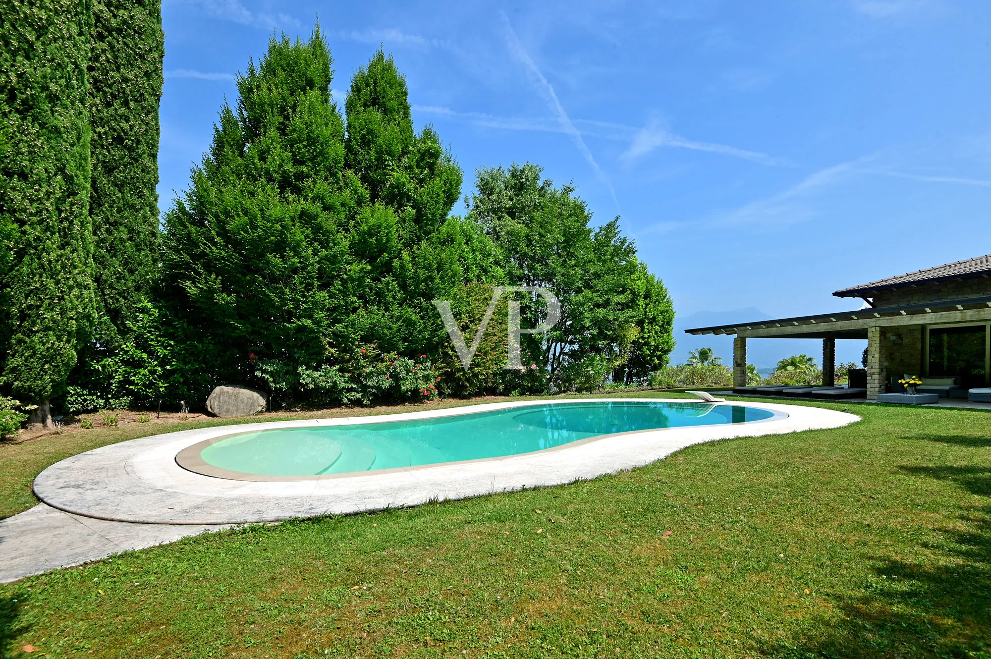 Villa esclusiva con vista lago, piscina e parco privato a pochi passi dalla Rocca di Manerba
