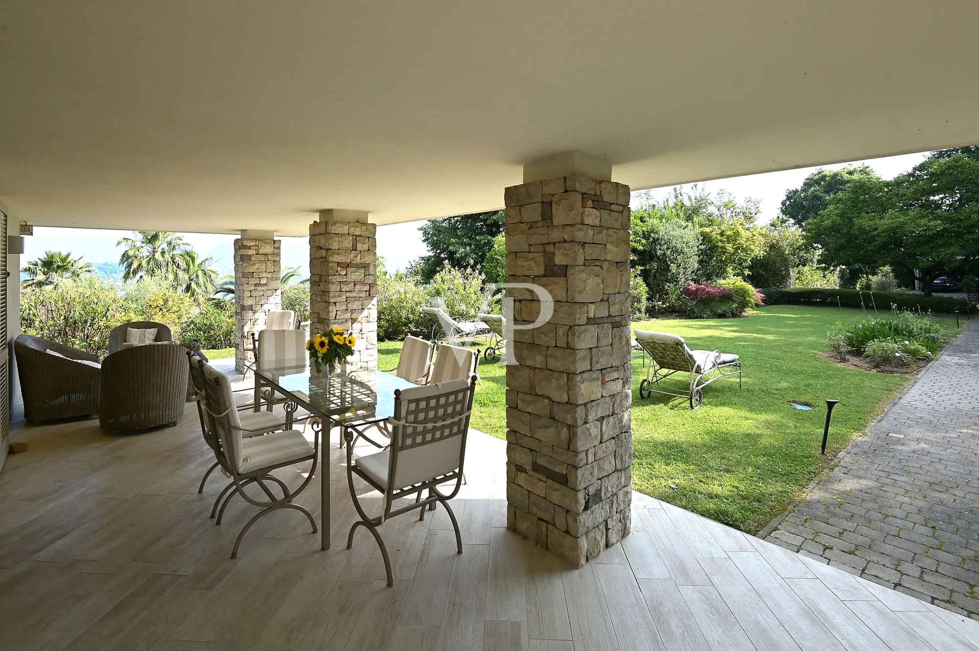 Villa esclusiva con vista lago, piscina e parco privato a pochi passi dalla Rocca di Manerba