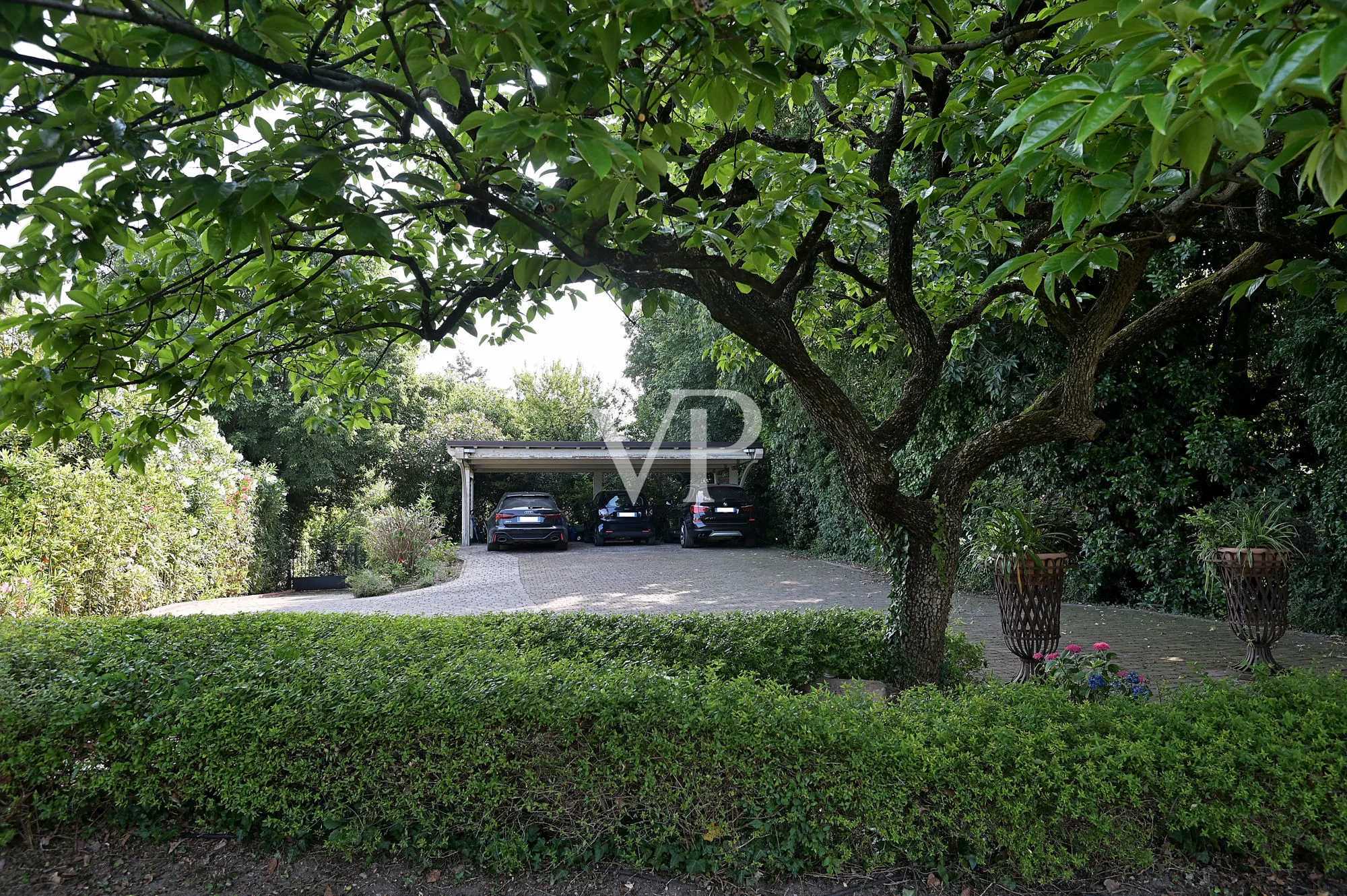 Villa esclusiva con vista lago, piscina e parco privato a pochi passi dalla Rocca di Manerba