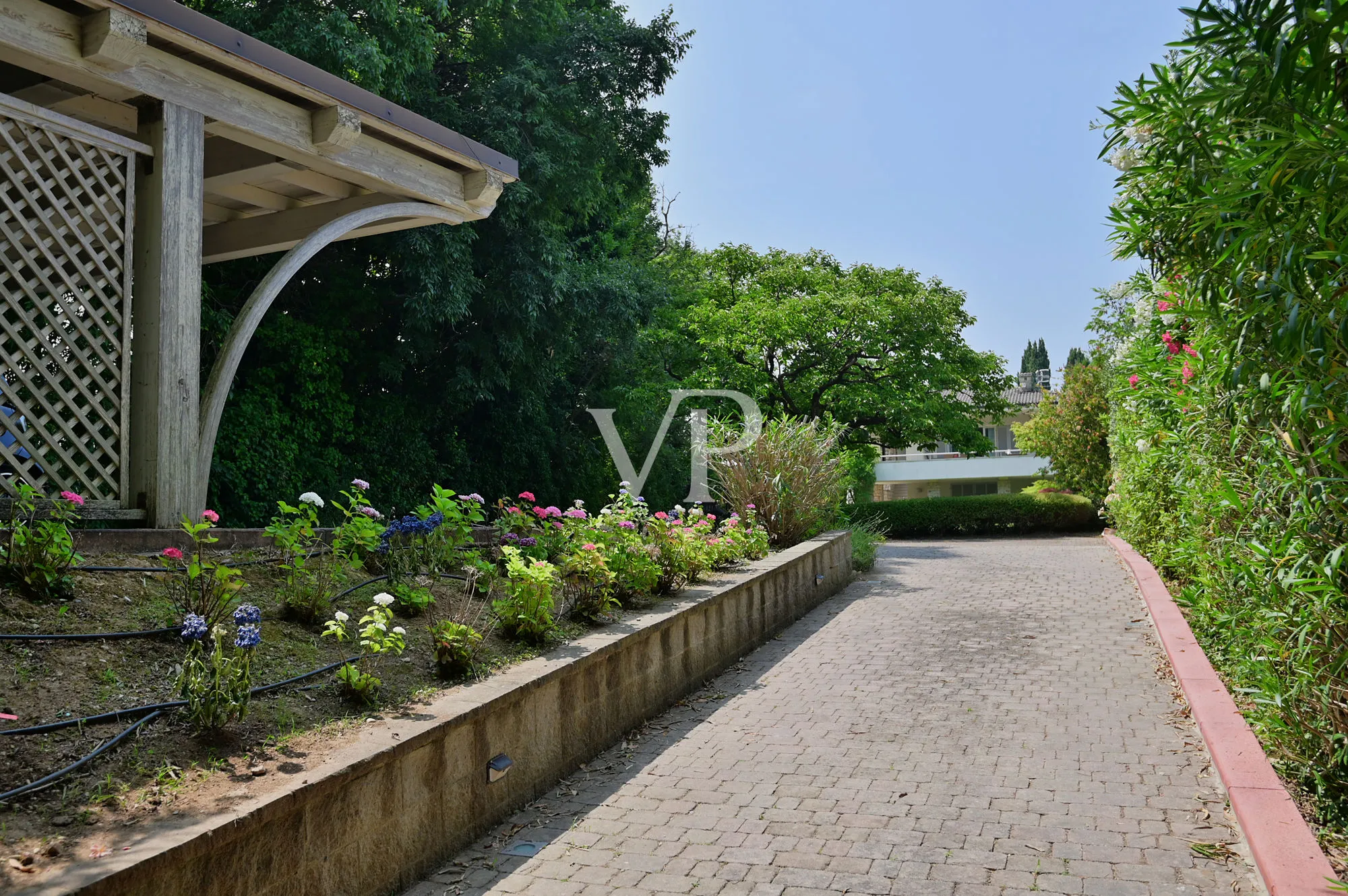 Villa esclusiva con vista lago, piscina e parco privato a pochi passi dalla Rocca di Manerba