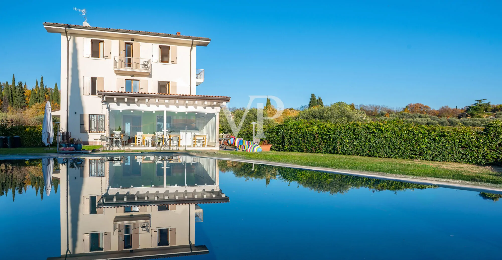 Hotel di 12 camere con piscina