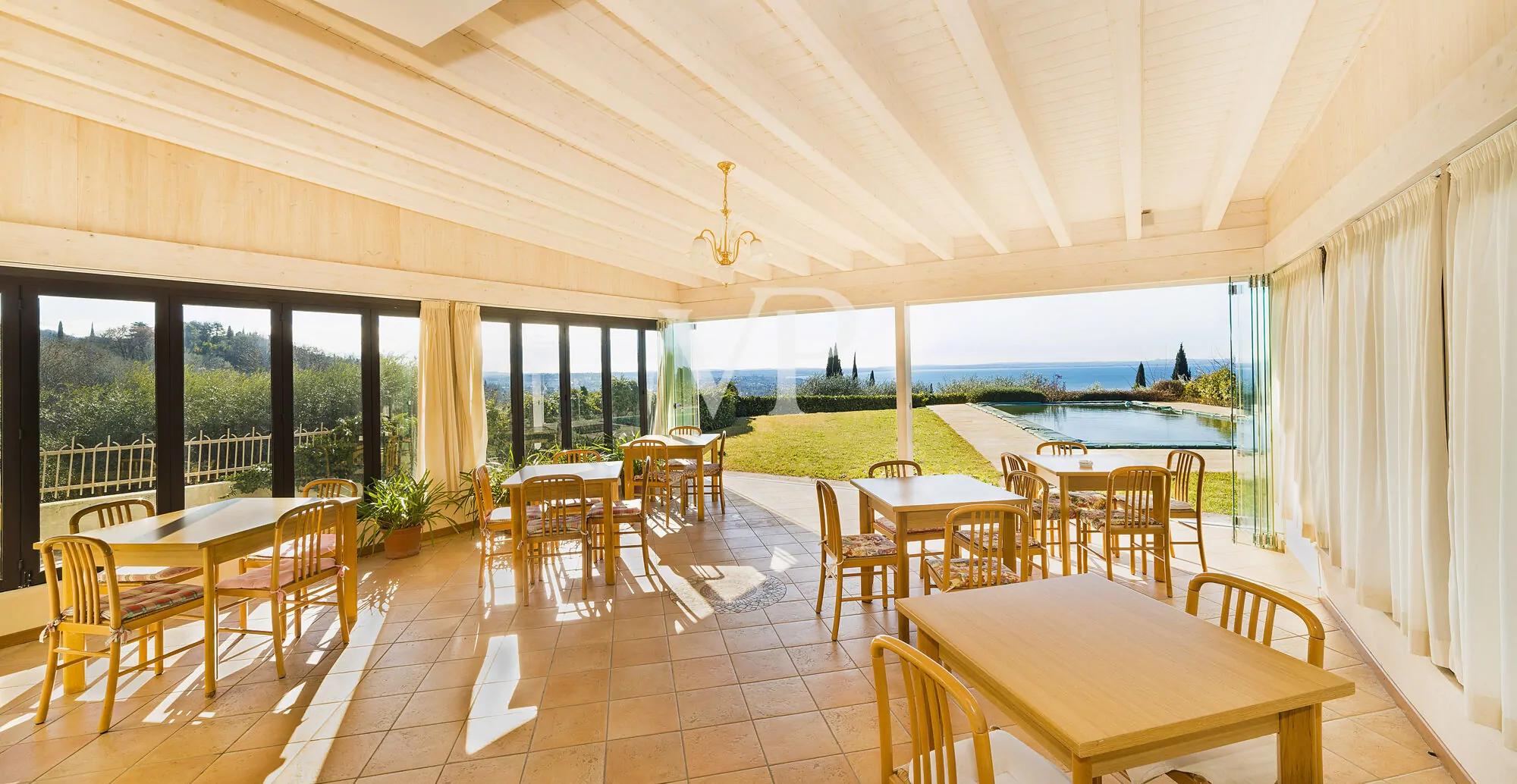 Hotel di 12 camere con piscina