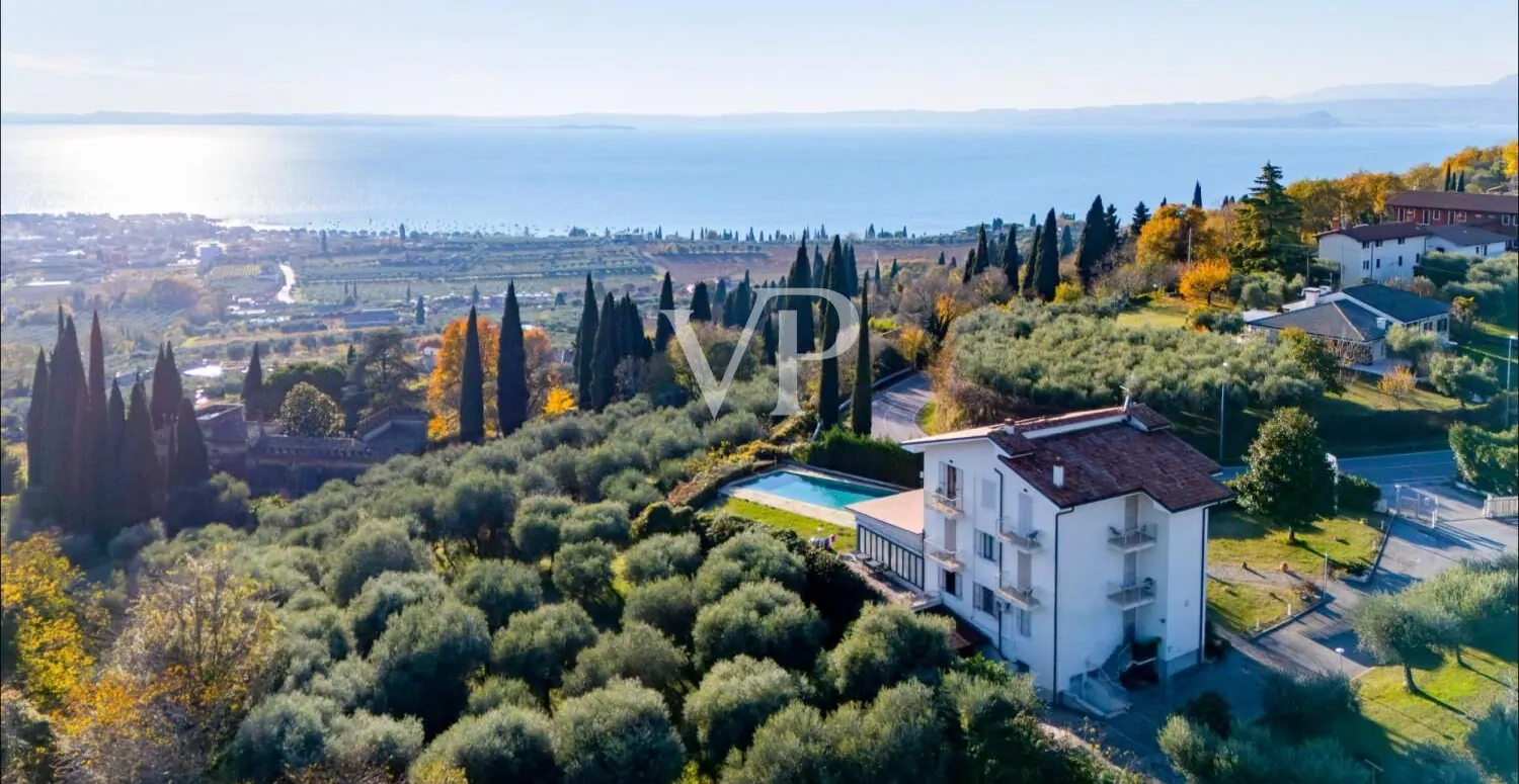 Hotel mit 12 Zimmern und Schwimmbad