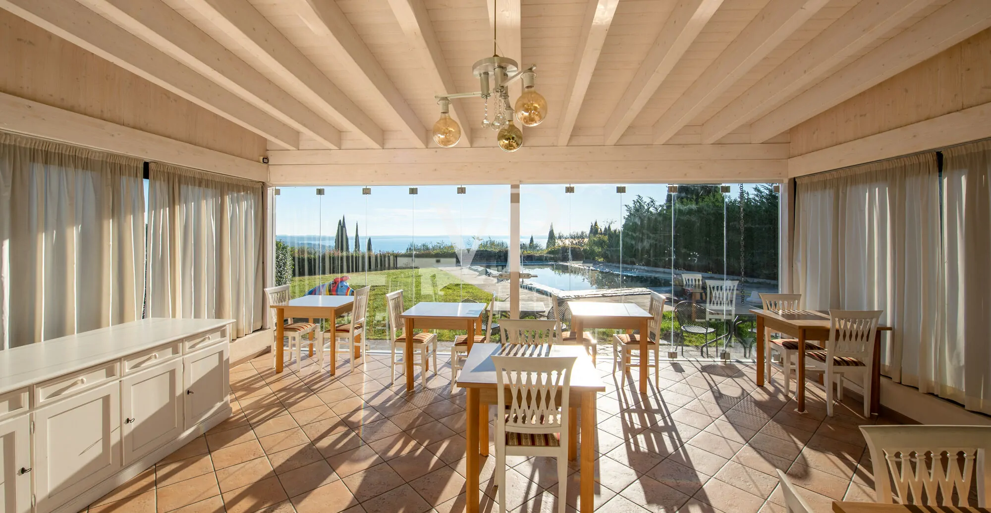 Hotel di 12 camere con piscina