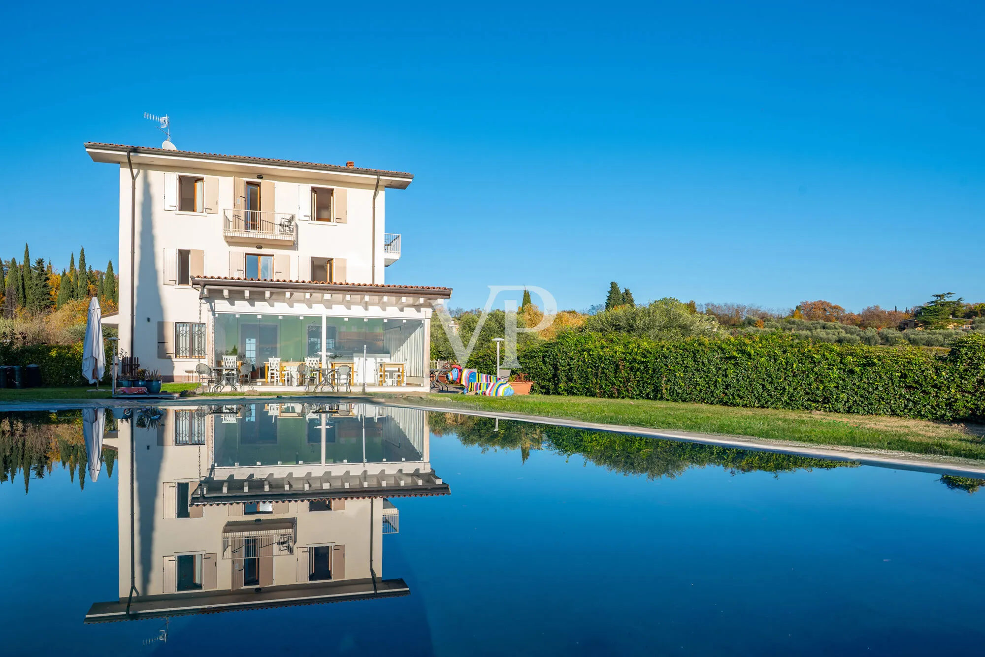 12-room hotel with swimming pool