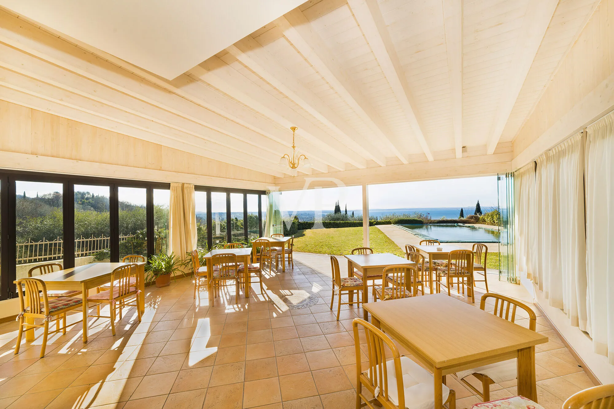 12-room hotel with swimming pool