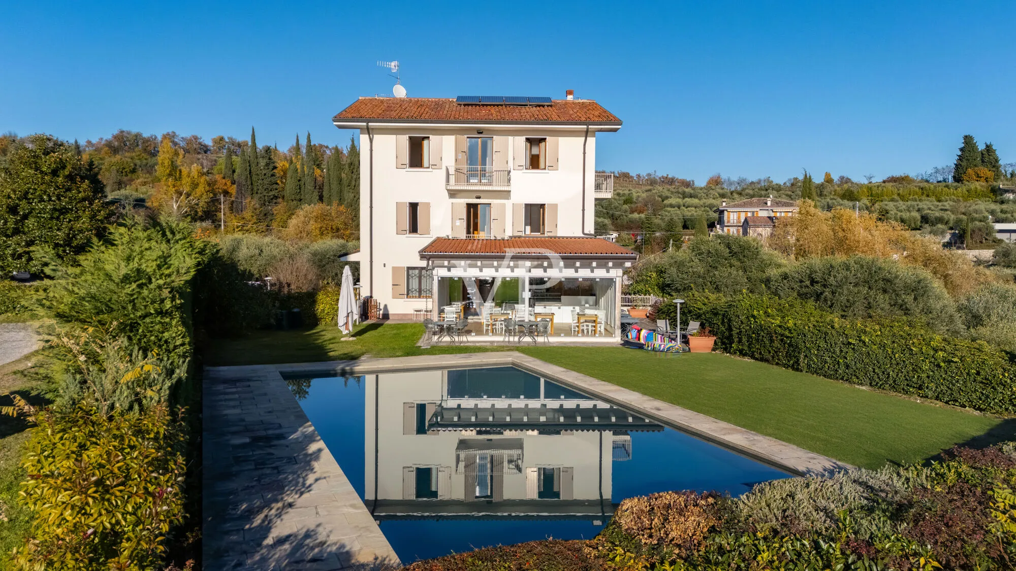 12-room hotel with swimming pool