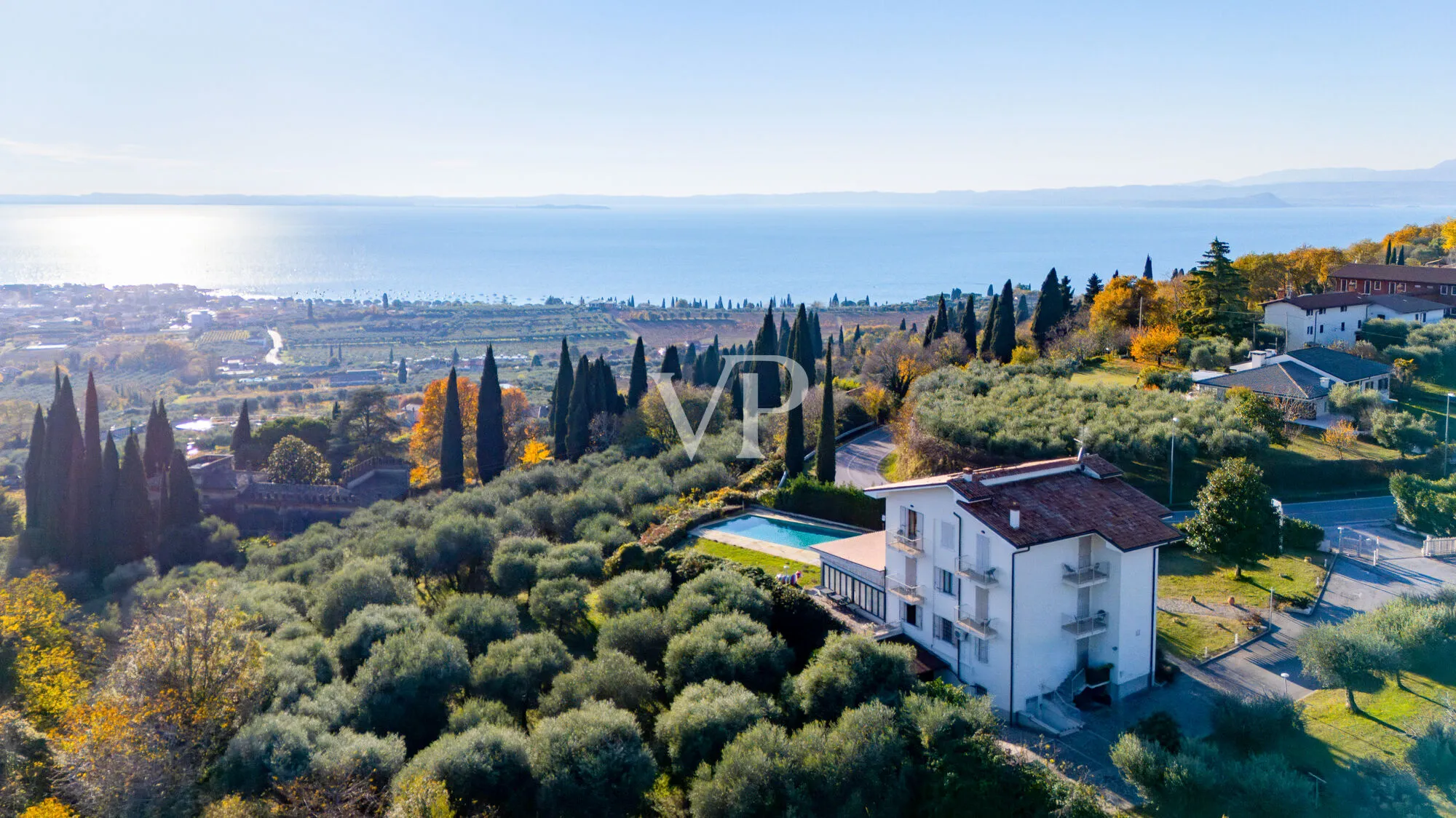 12-room hotel with swimming pool