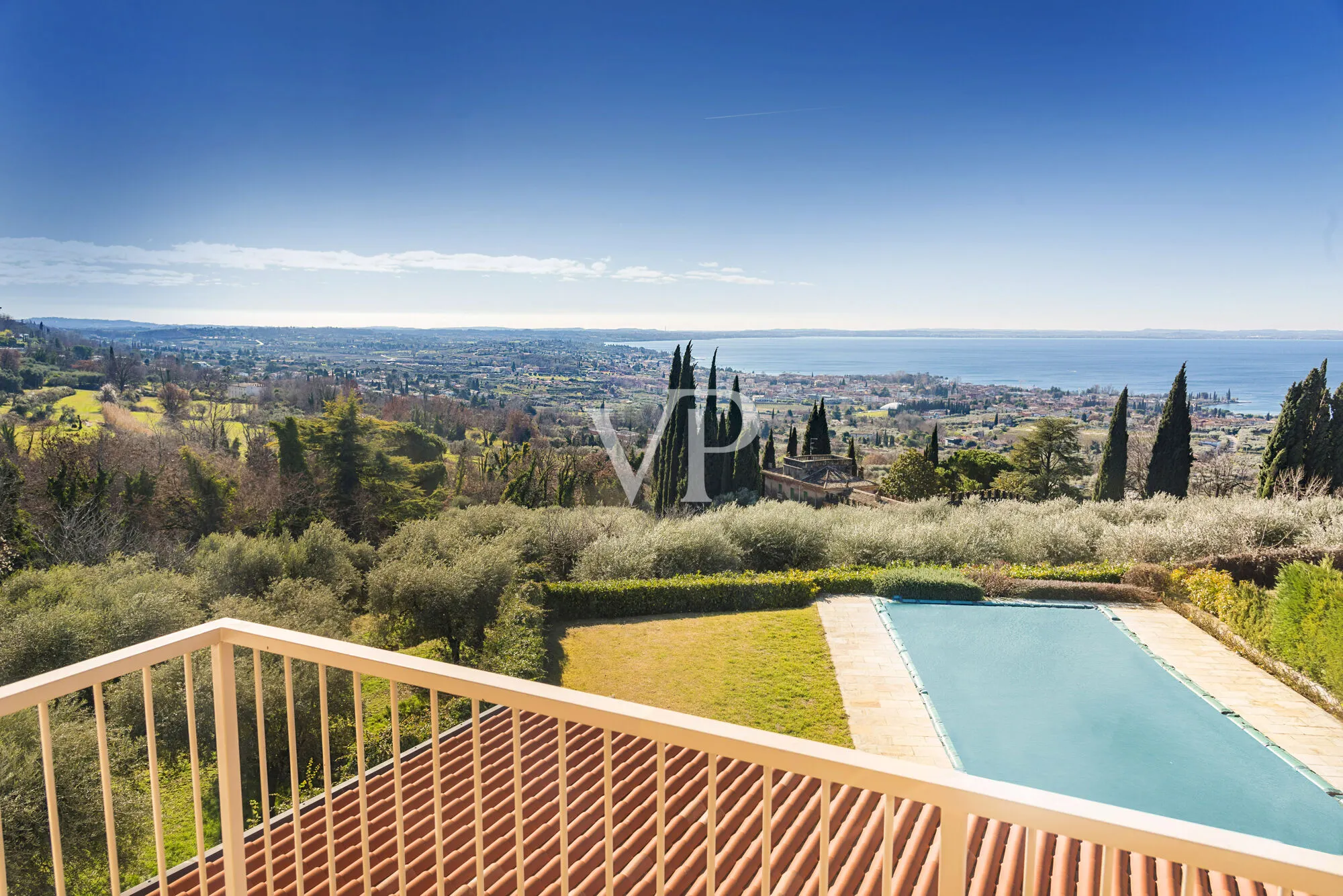 12-room hotel with swimming pool