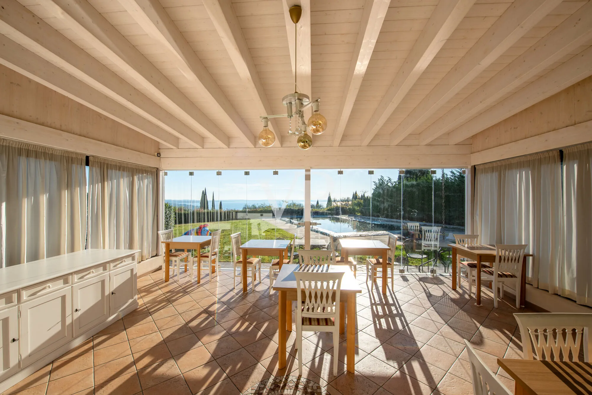 12-room hotel with swimming pool