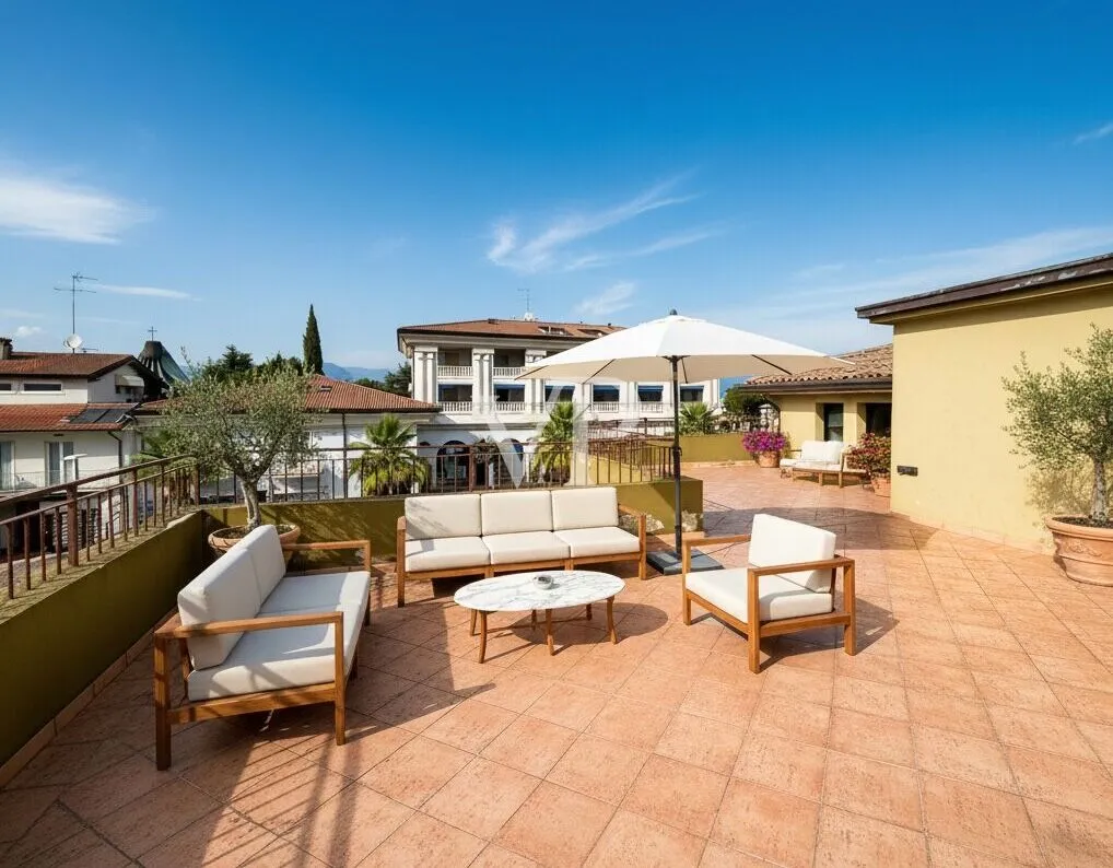 Esclusivo gioiello residenziale nel centro di Sirmione: l'appartamento dei tuoi sogni da progettare