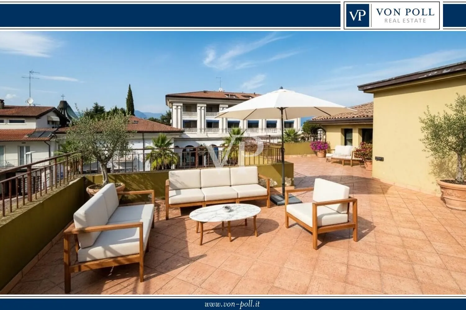 Esclusivo gioiello residenziale nel centro di Sirmione: l'appartamento dei tuoi sogni da progettare