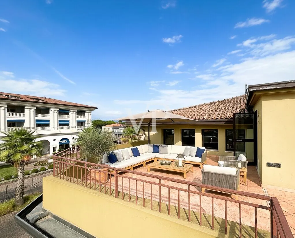 Esclusivo gioiello residenziale nel centro di Sirmione: l'appartamento dei tuoi sogni da progettare