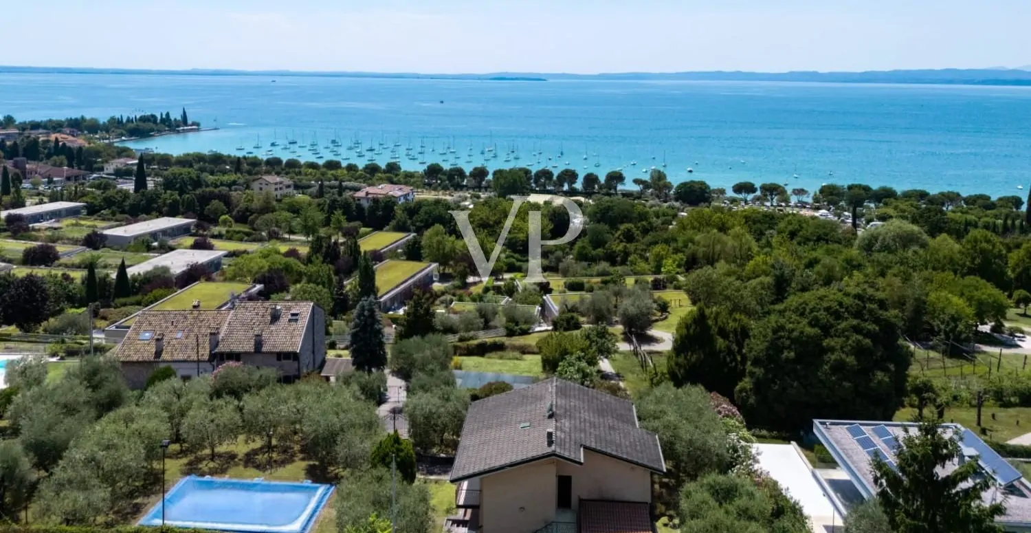 Esclusiva villetta con piscina e vista lago a Bardolino – eleganza e privacy sul Lago di Garda