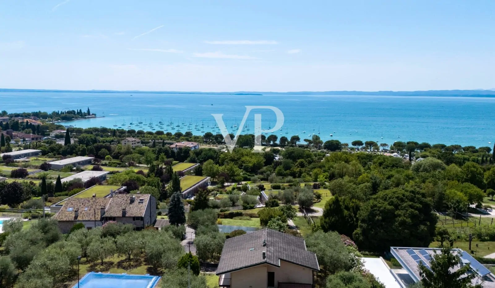 Esclusiva villetta con piscina e vista lago a Bardolino – eleganza e privacy sul Lago di Garda