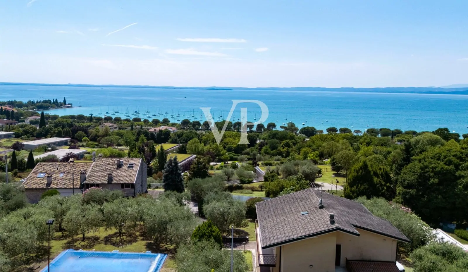 Esclusiva villetta con piscina e vista lago a Bardolino – eleganza e privacy sul Lago di Garda