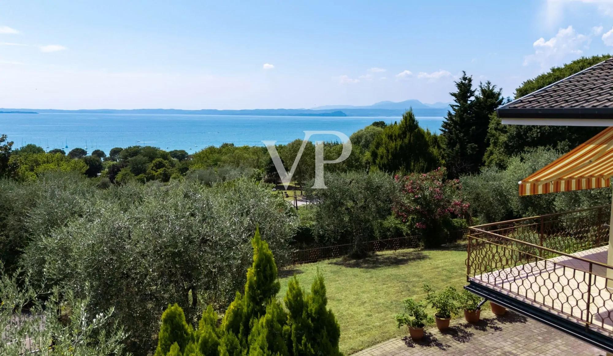 Esclusiva villetta con piscina e vista lago a Bardolino – eleganza e privacy sul Lago di Garda