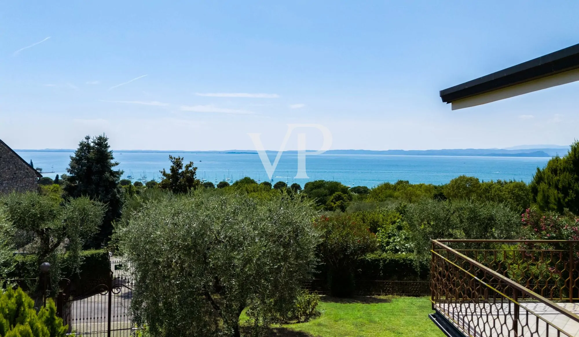 Esclusiva villetta con piscina e vista lago a Bardolino – eleganza e privacy sul Lago di Garda