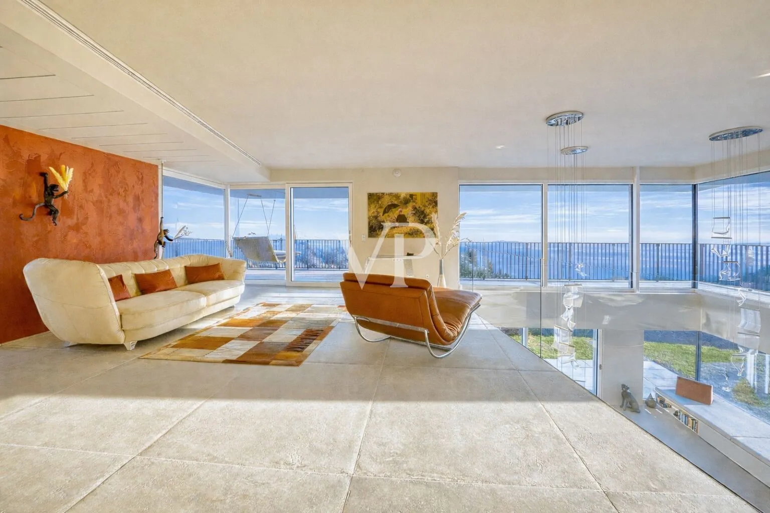 Moderne Villa mit Panoramablick auf den Gardasee, eingebettet in einem privaten Olivenhain