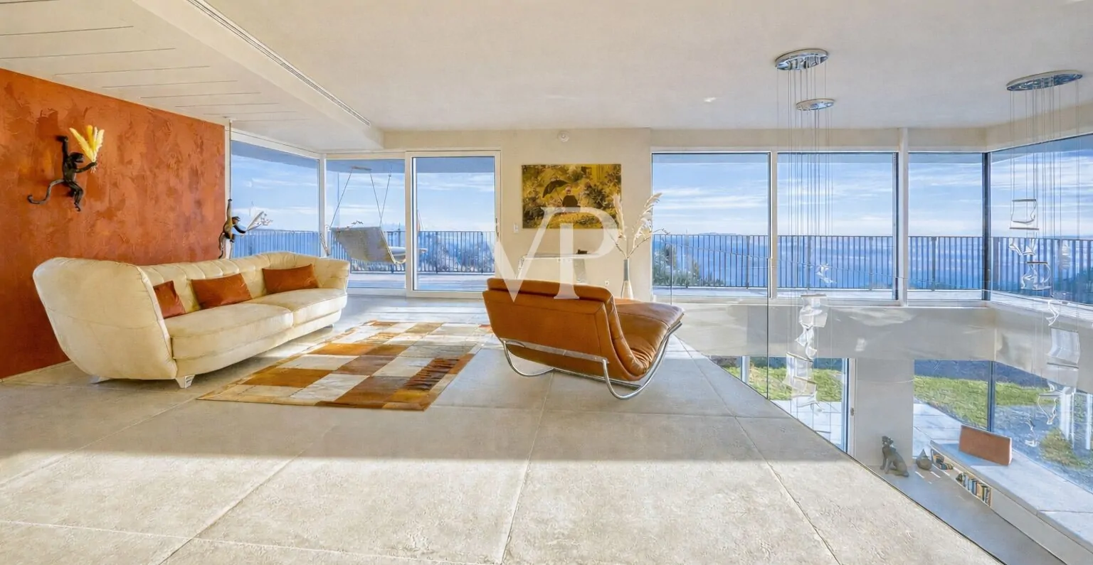 Villa contemporanea con vista panoramica sul Lago di Garda, immersa in uliveto privato