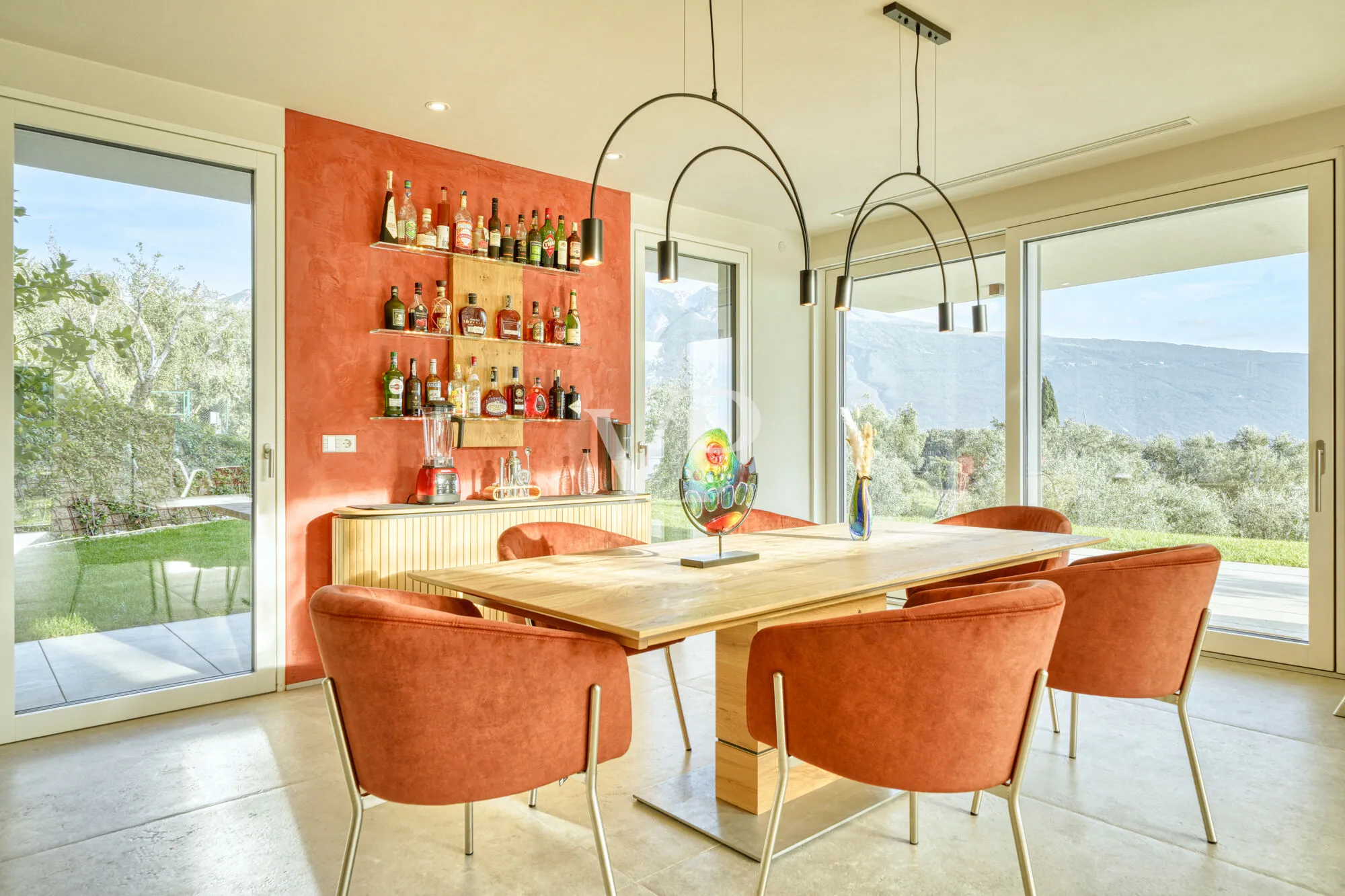 Moderne Villa mit Panoramablick auf den Gardasee, eingebettet in einem privaten Olivenhain