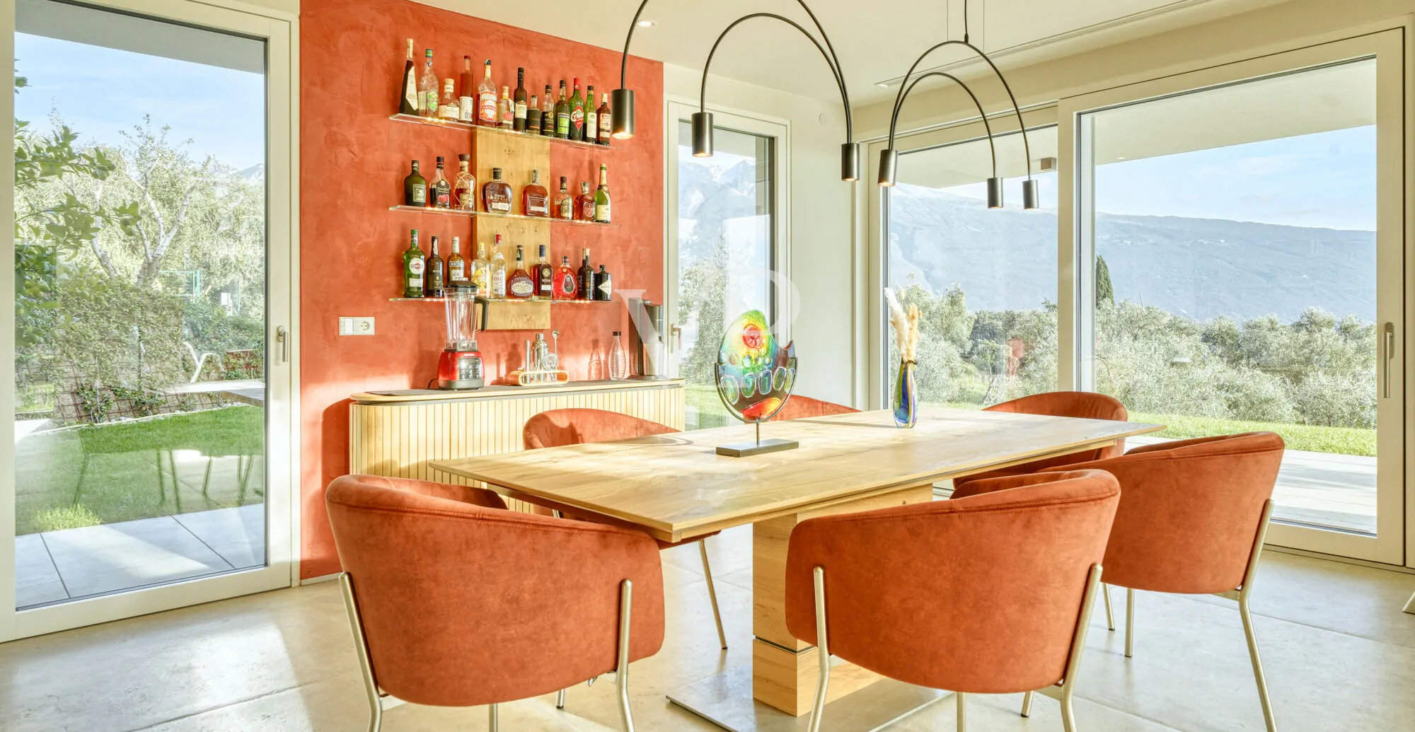 Villa contemporanea con vista panoramica sul Lago di Garda, immersa in uliveto privato