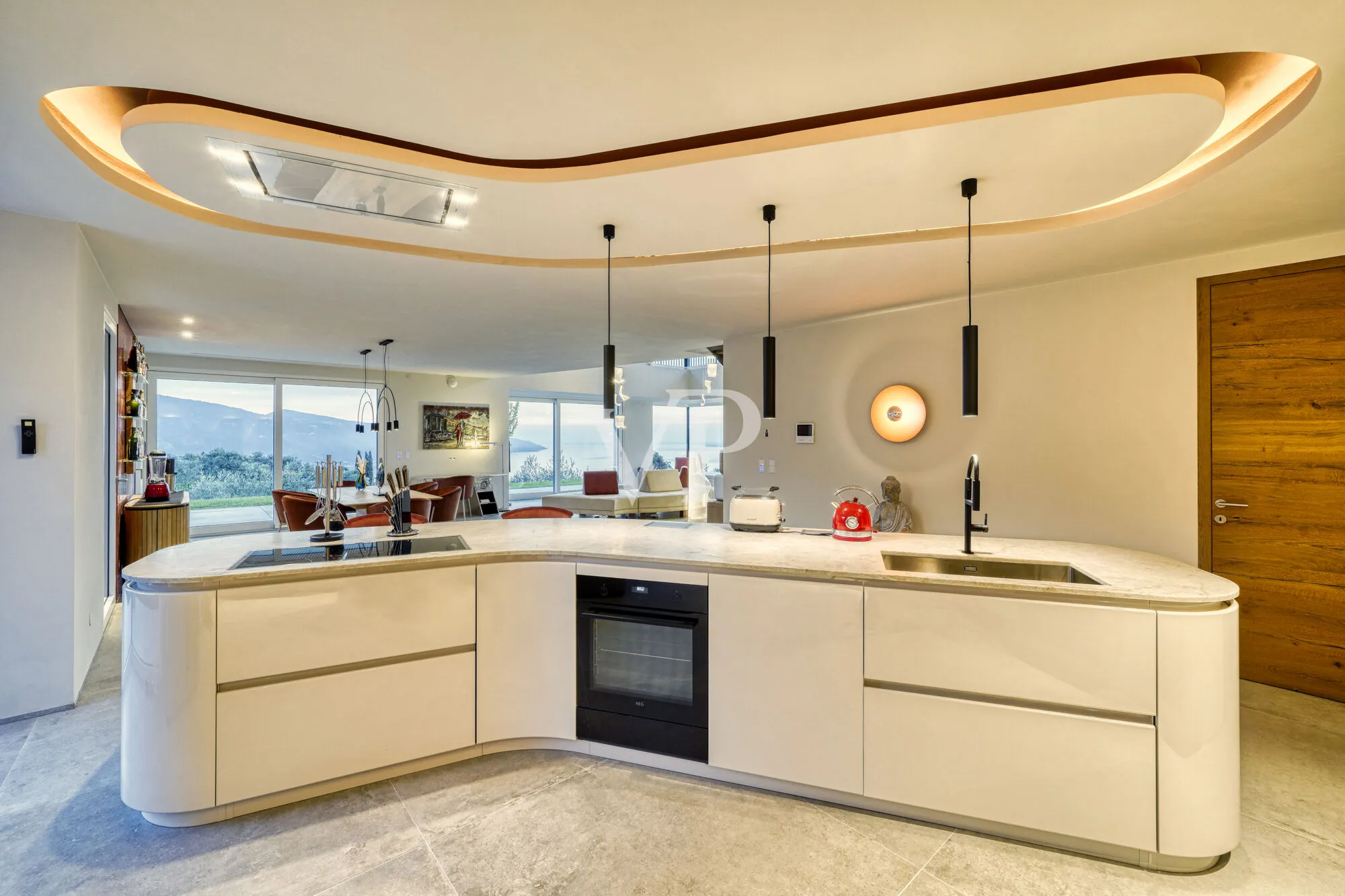 Moderne Villa mit Panoramablick auf den Gardasee, eingebettet in einem privaten Olivenhain