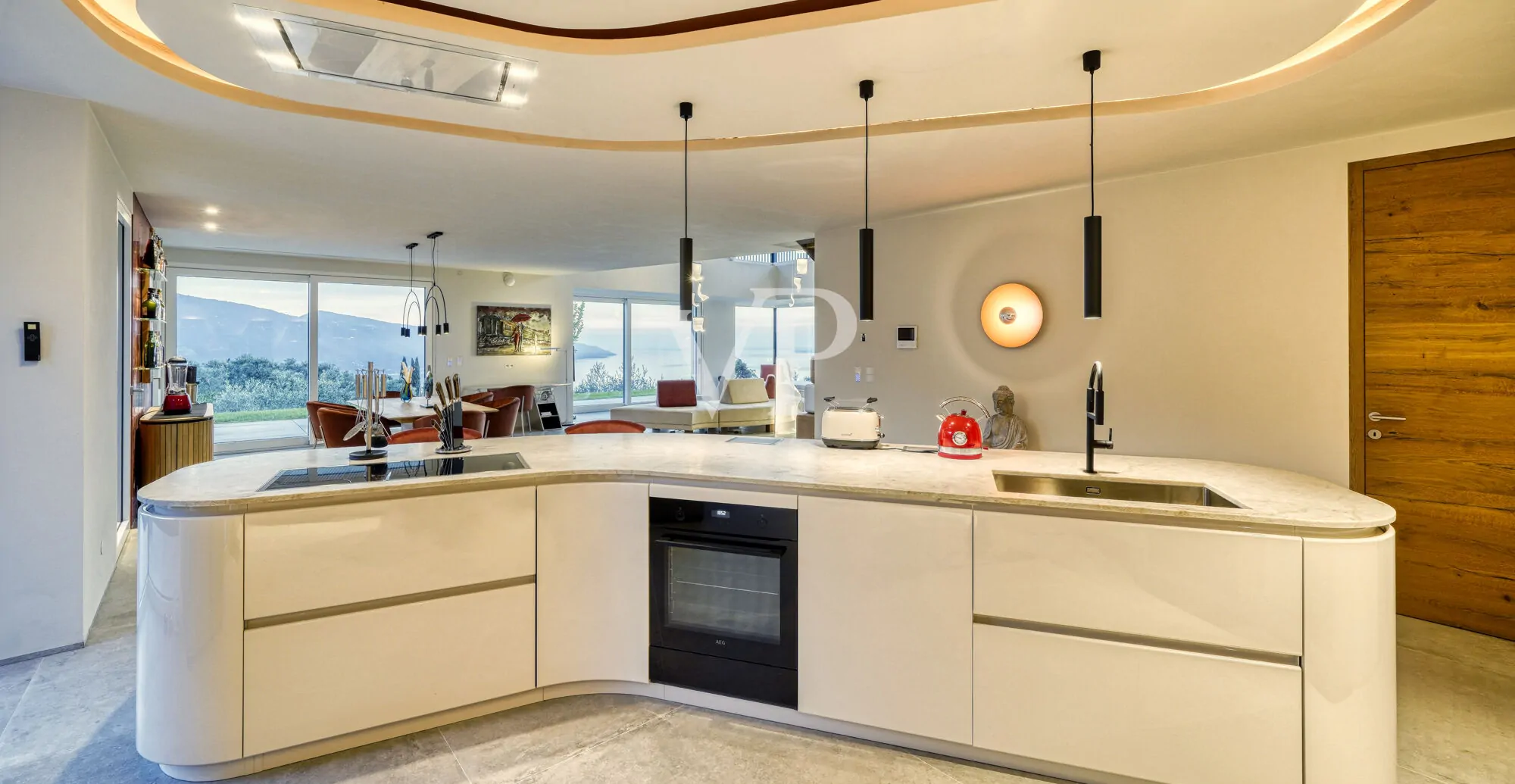 Villa contemporanea con vista panoramica sul Lago di Garda, immersa in uliveto privato