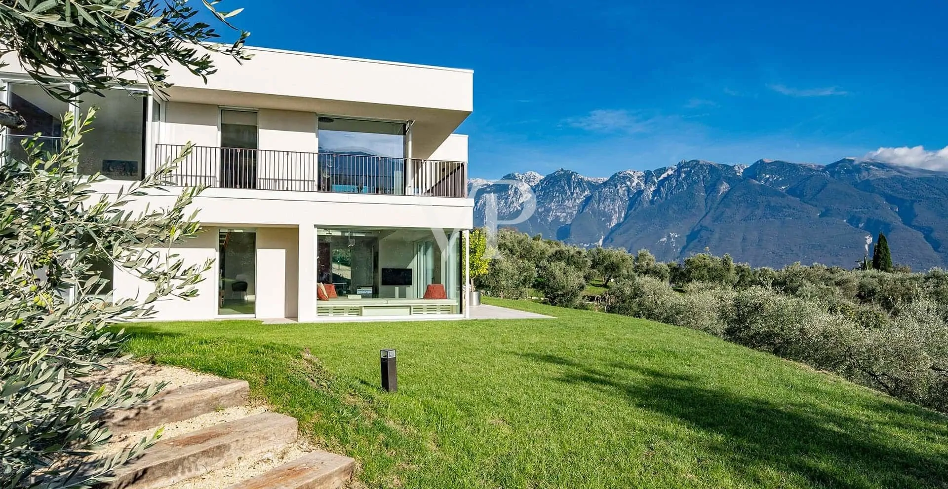 Villa contemporanea con vista panoramica sul Lago di Garda, immersa in uliveto privato