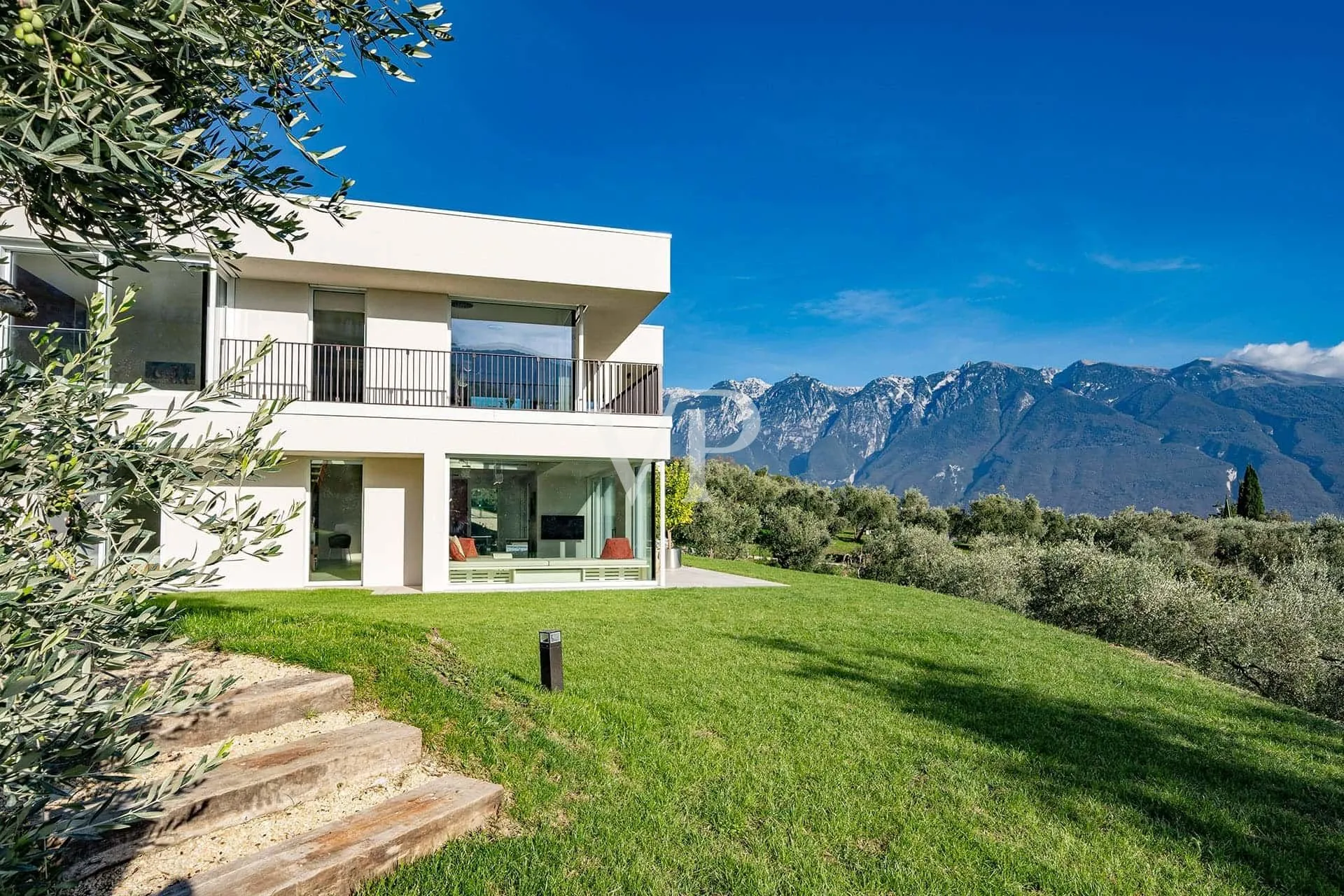 Moderne Villa mit Panoramablick auf den Gardasee, eingebettet in einem privaten Olivenhain