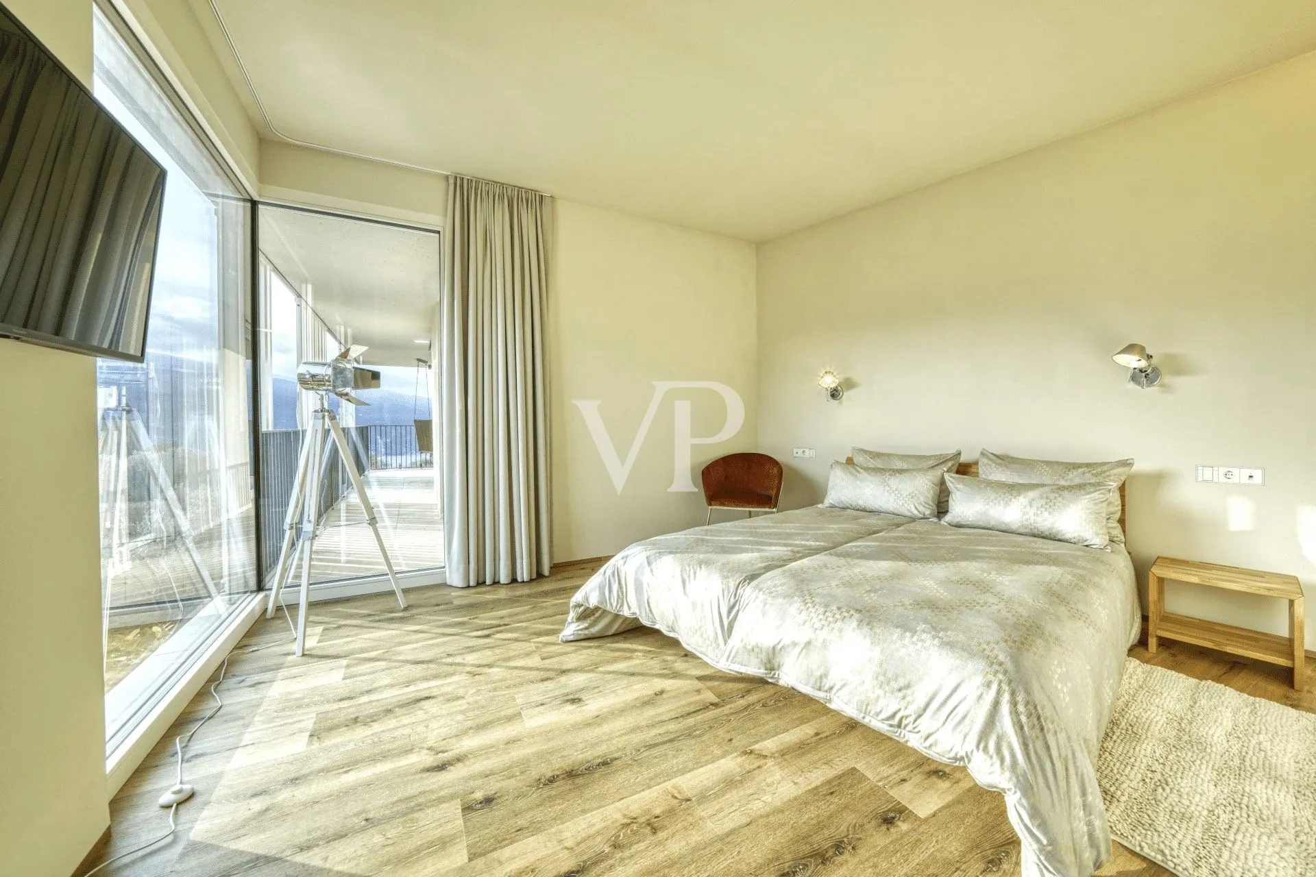 Moderne Villa mit Panoramablick auf den Gardasee, eingebettet in einem privaten Olivenhain