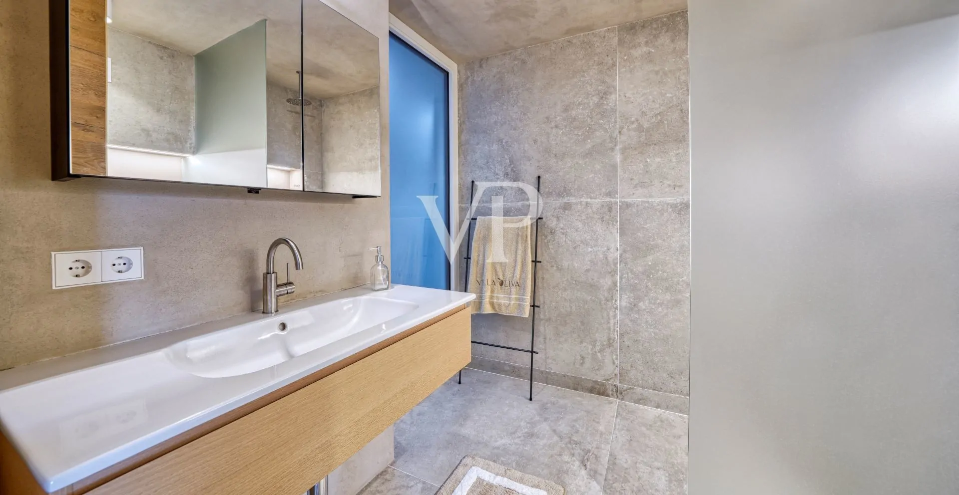 Villa contemporanea con vista panoramica sul Lago di Garda, immersa in uliveto privato