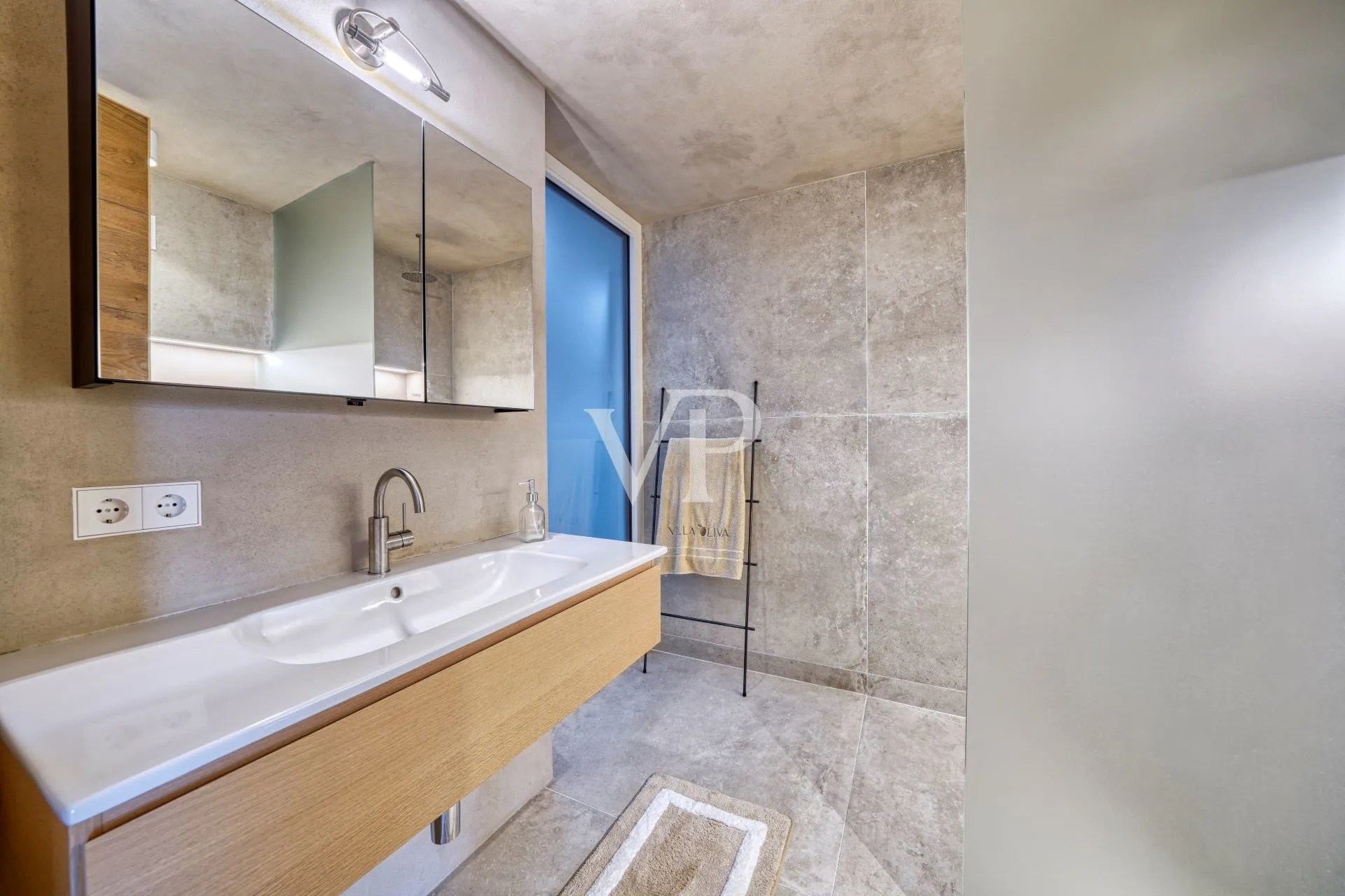 Moderne Villa mit Panoramablick auf den Gardasee, eingebettet in einem privaten Olivenhain