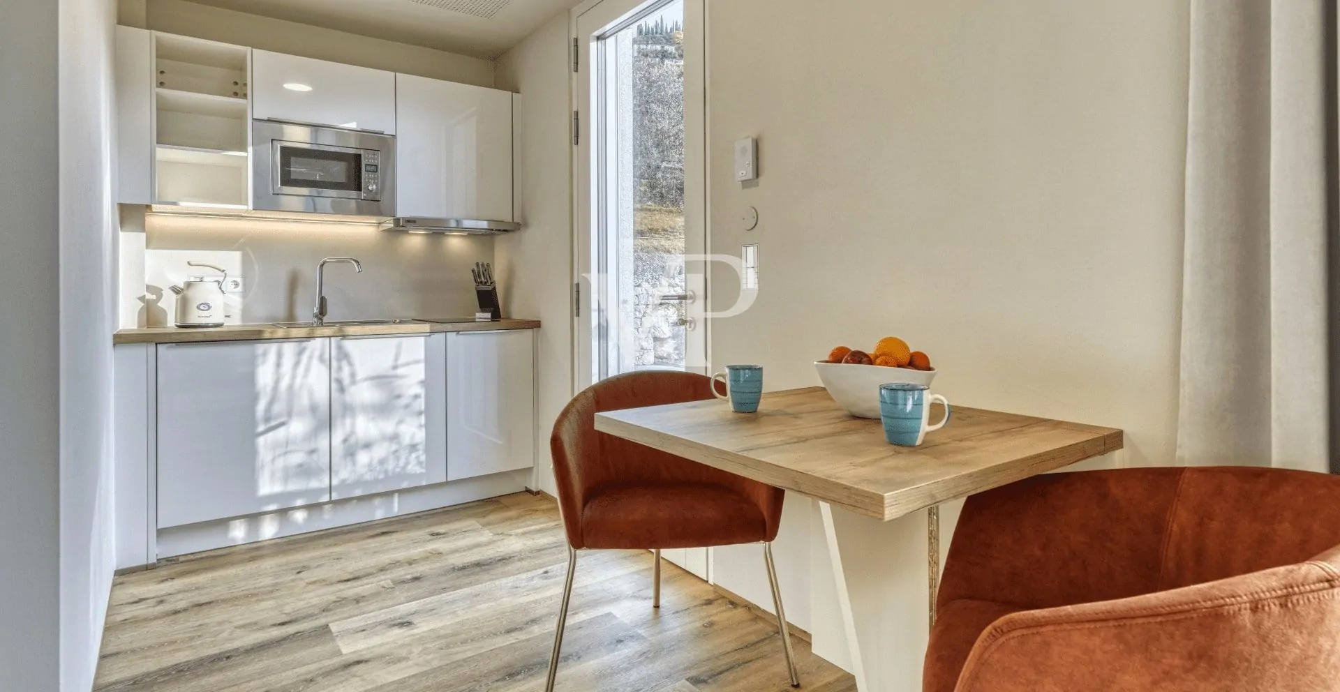 Villa contemporanea con vista panoramica sul Lago di Garda, immersa in uliveto privato