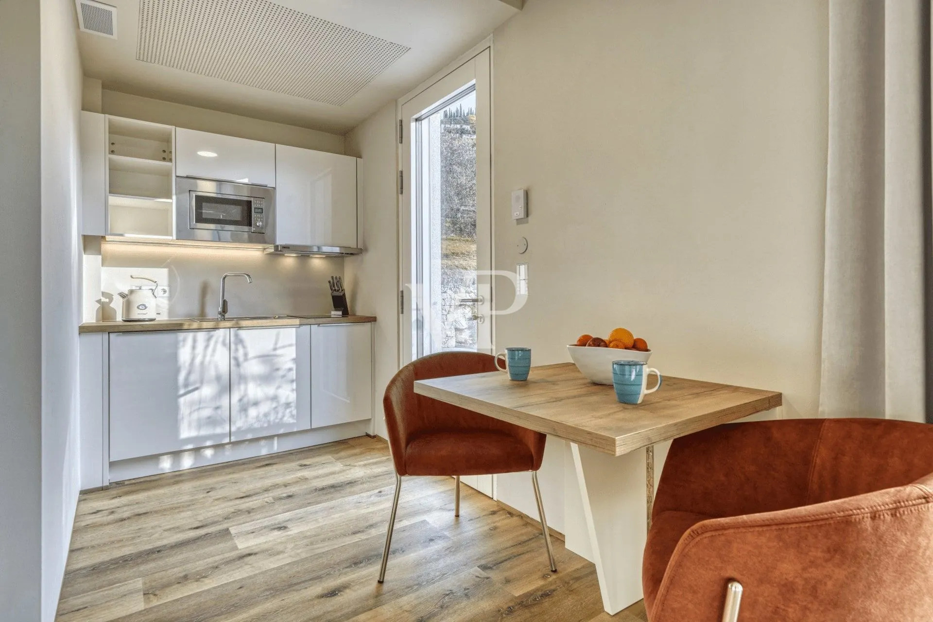 Moderne Villa mit Panoramablick auf den Gardasee, eingebettet in einem privaten Olivenhain