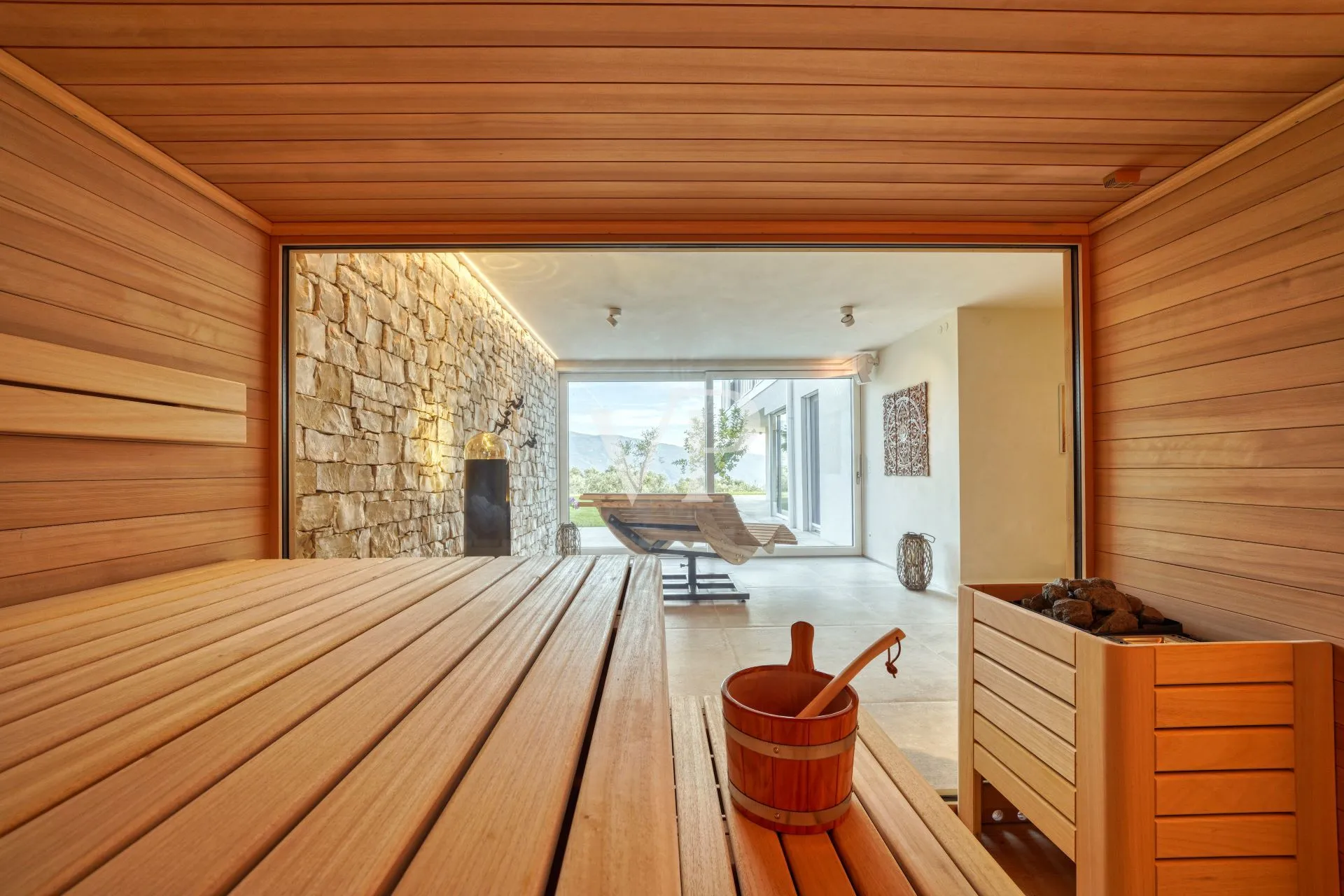 Moderne Villa mit Panoramablick auf den Gardasee, eingebettet in einem privaten Olivenhain