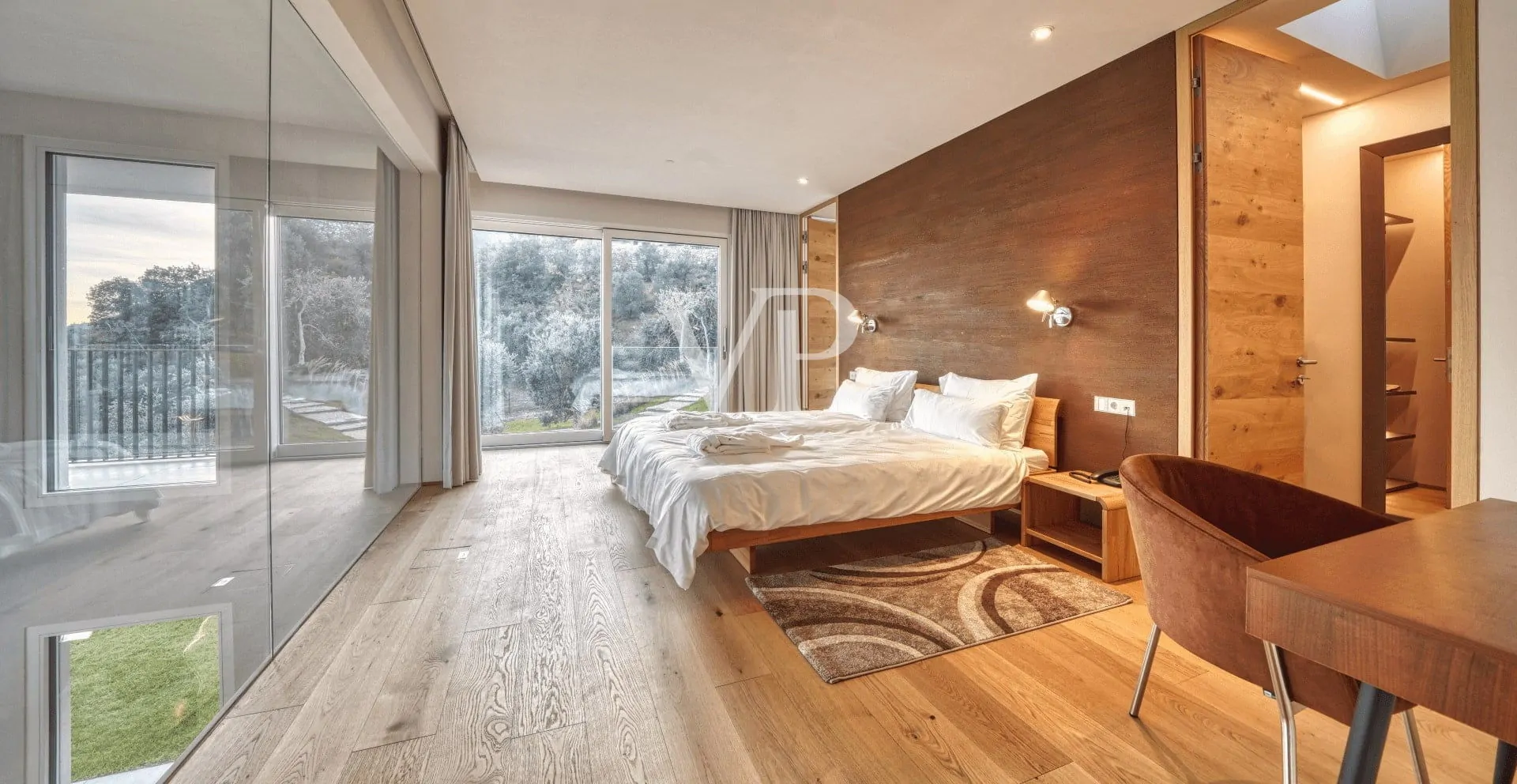 Villa contemporanea con vista panoramica sul Lago di Garda, immersa in uliveto privato