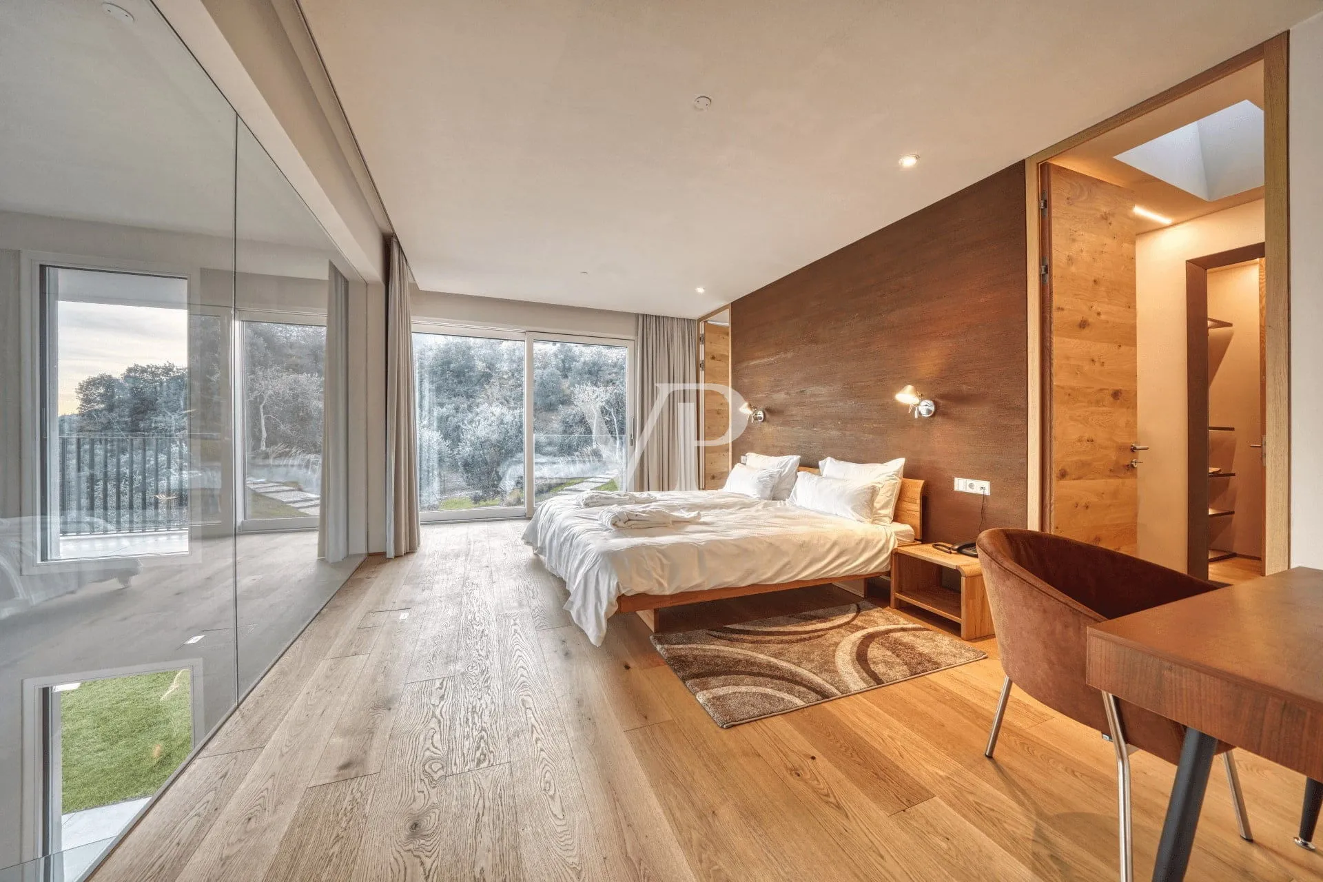 Moderne Villa mit Panoramablick auf den Gardasee, eingebettet in einem privaten Olivenhain