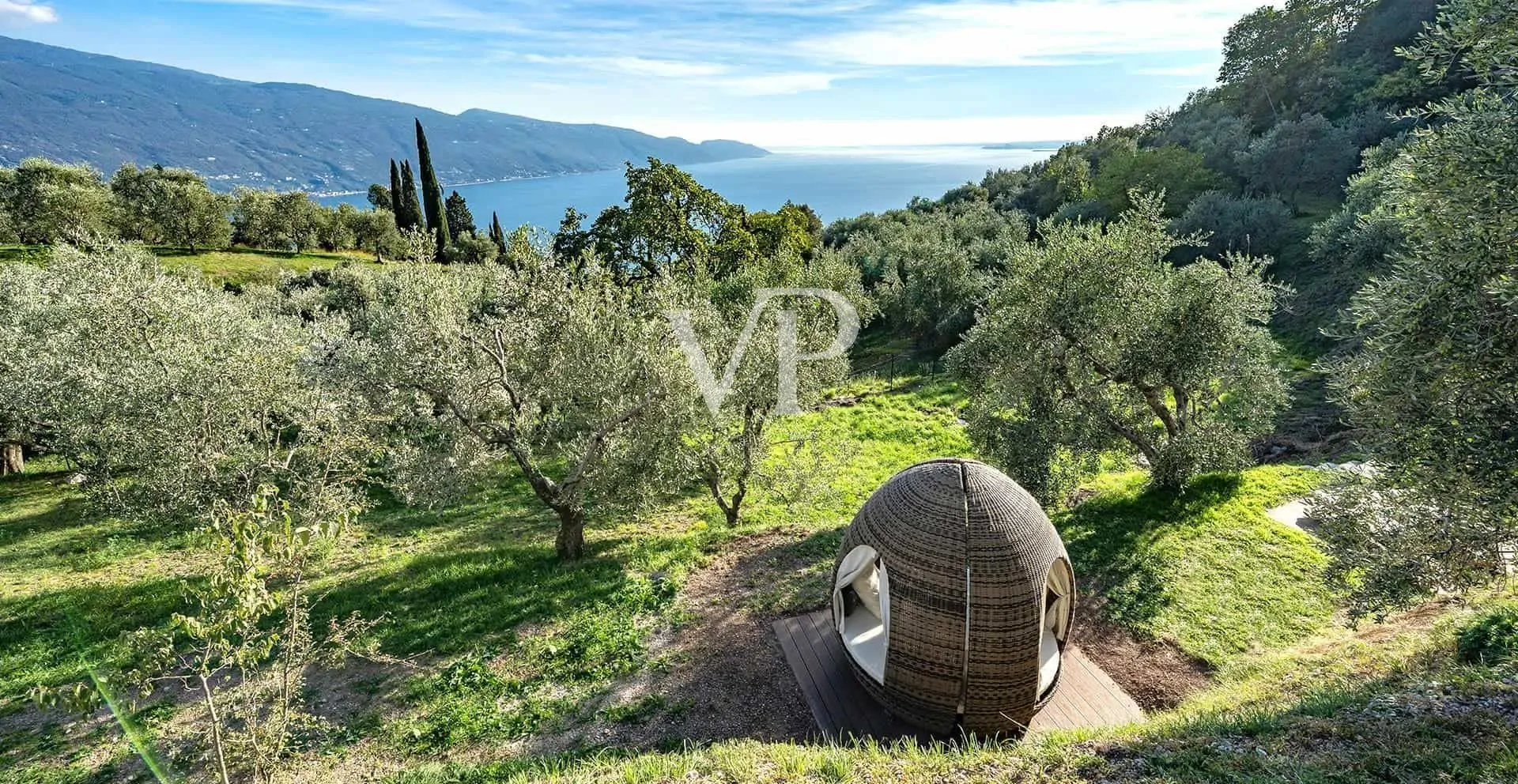 Villa contemporanea con vista panoramica sul Lago di Garda, immersa in uliveto privato